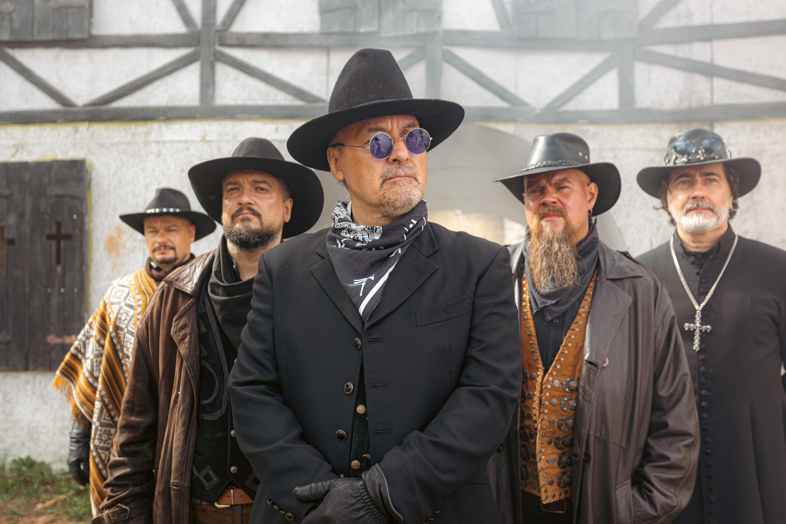 Крематорий. Бэк с клипа «Бар под дулом револьвера». Фотограф Сонкина Татьяна