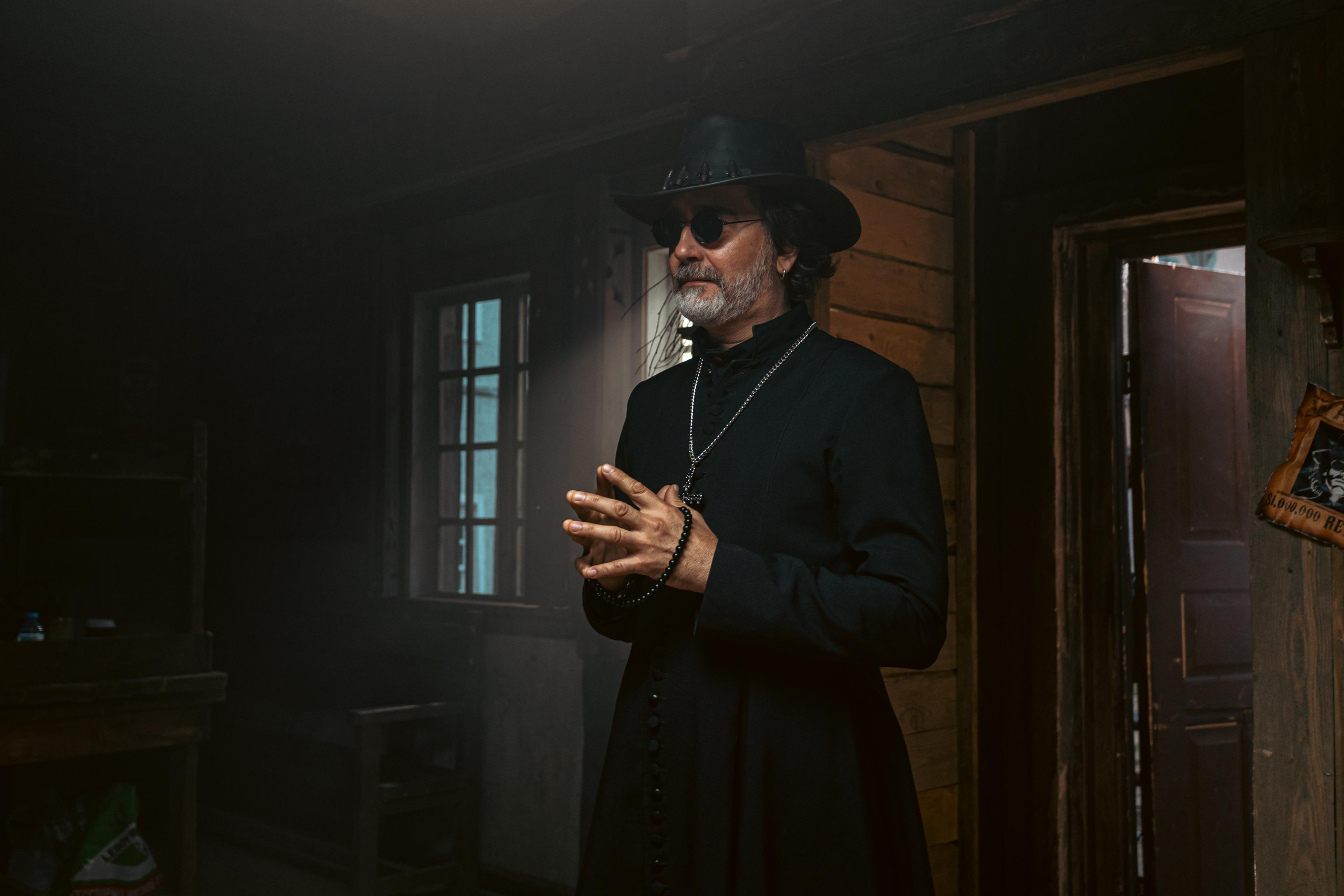 Крематорий. Бэк с клипа «Бар под дулом револьвера». Фотограф Сонкина Татьяна