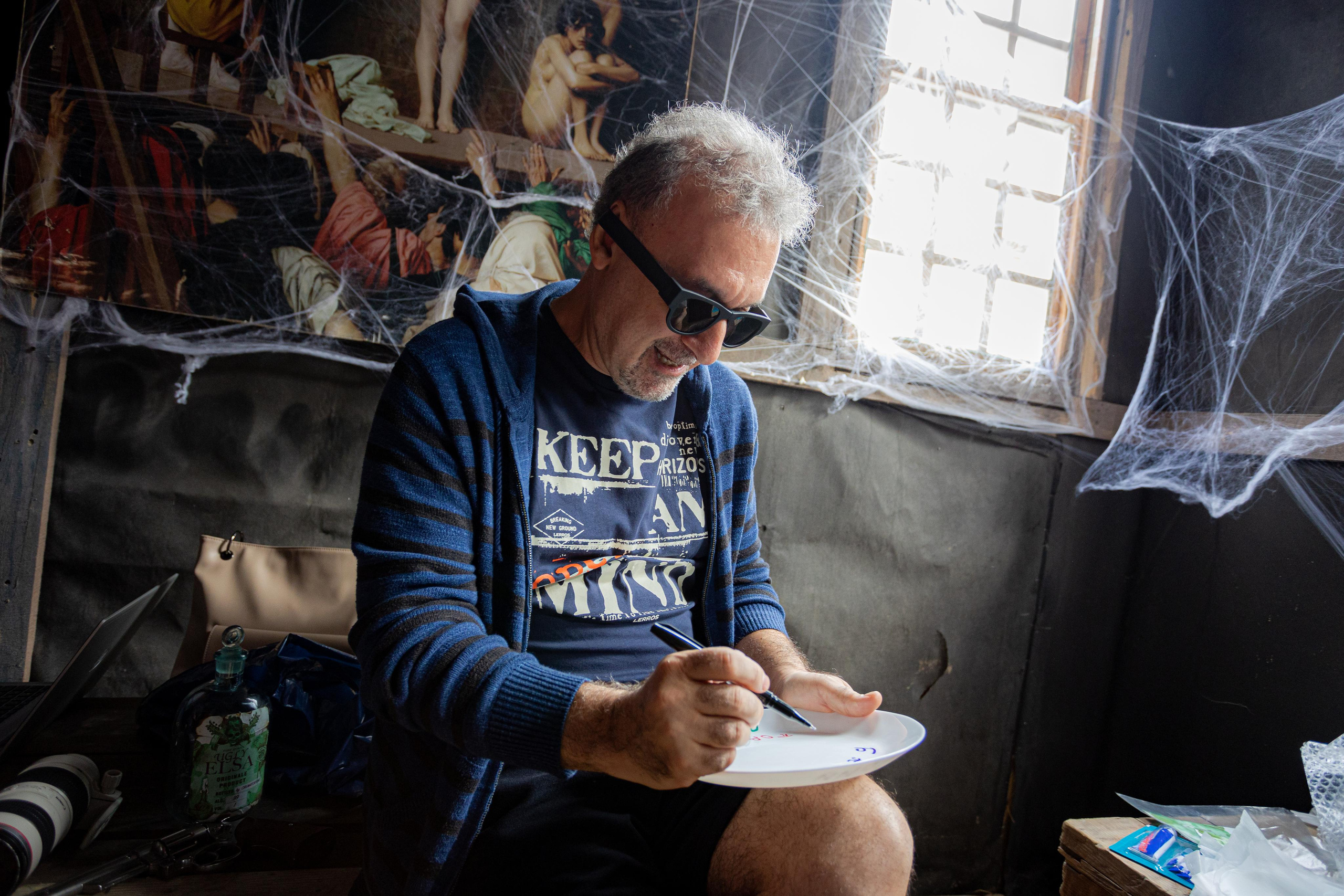 Крематорий. Бэк с клипа «Бар под дулом револьвера». Фотограф Сонкина Татьяна