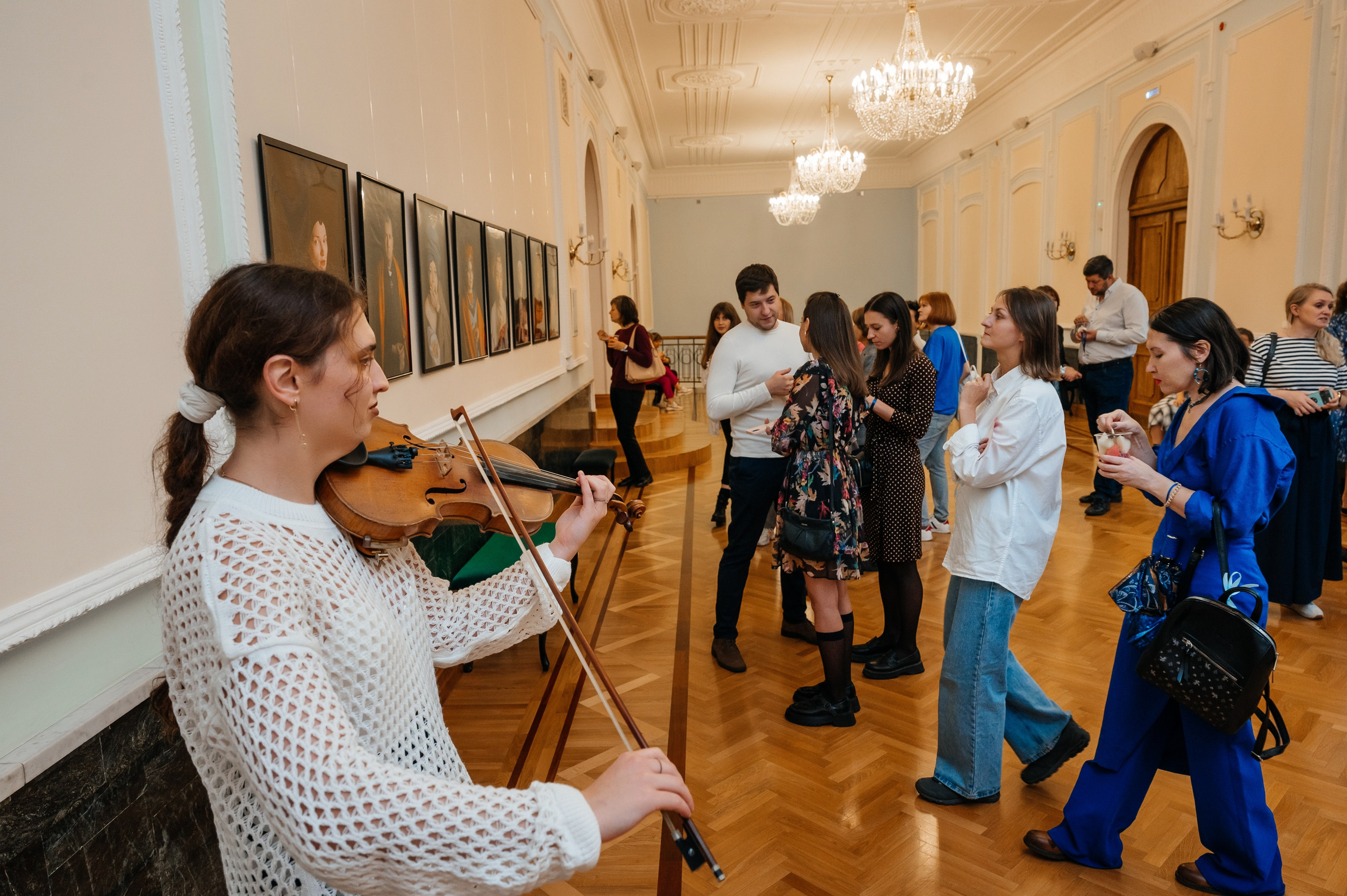 Открытие выставки Кати Васильевой в Молодежном театре. Wedding and family photographer USA