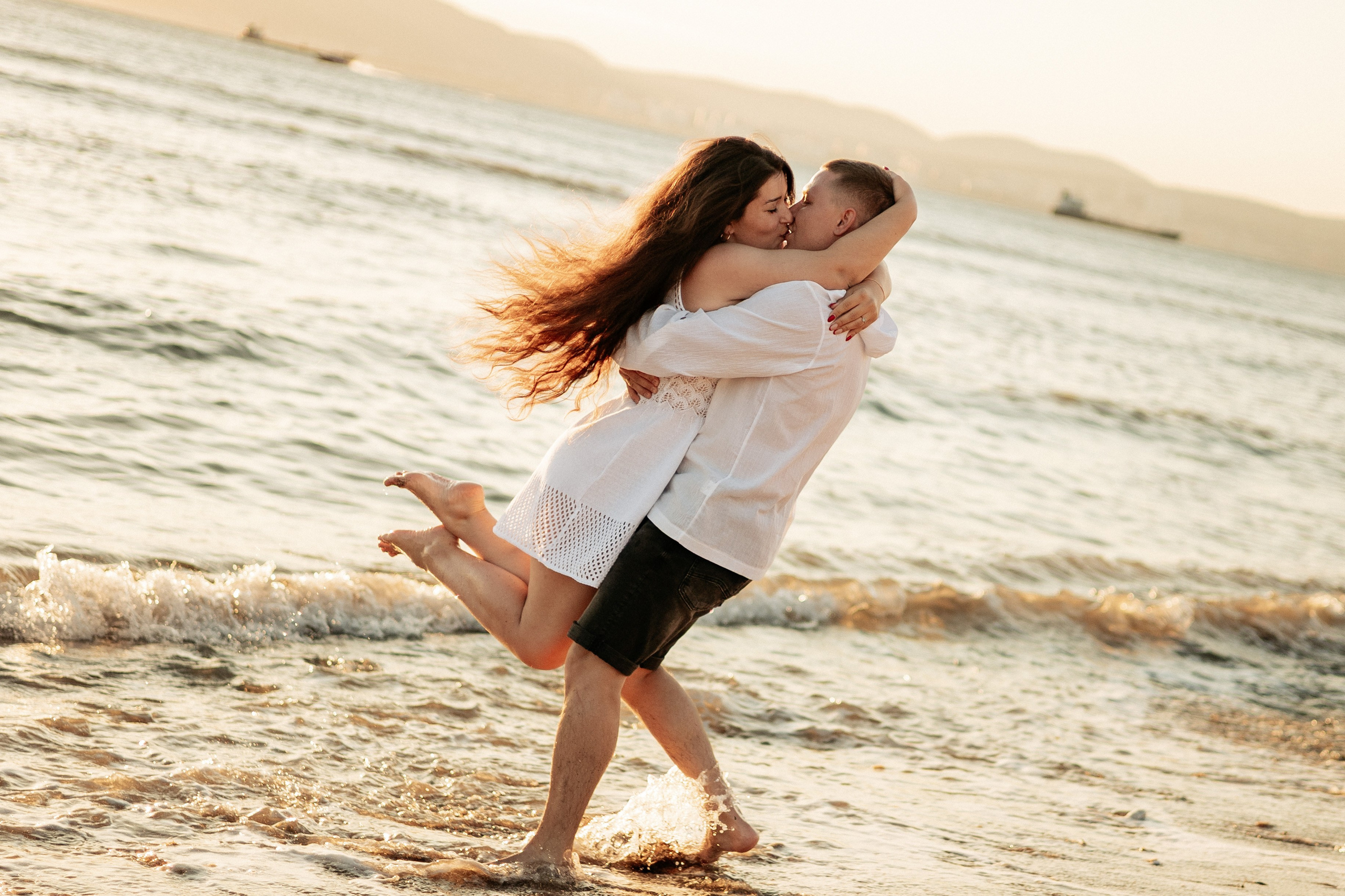  Игривый бег по песку с смехом и улыбками