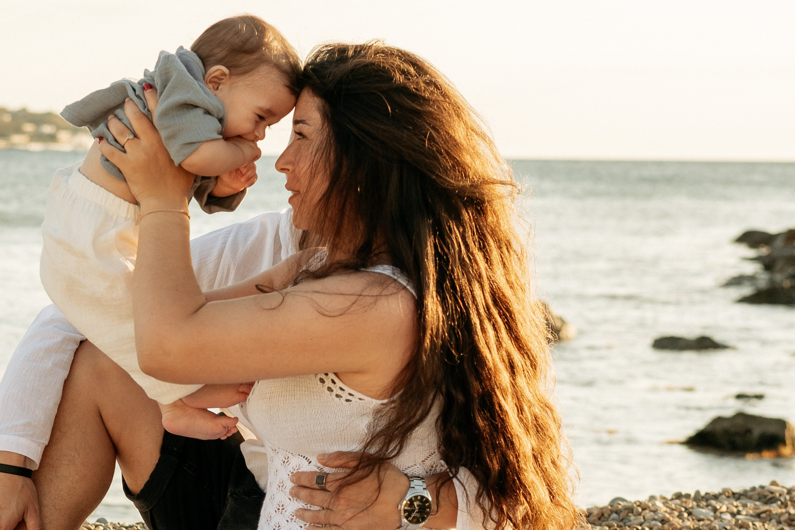 Защита и любовь: родители обнимают сына с двух сторон