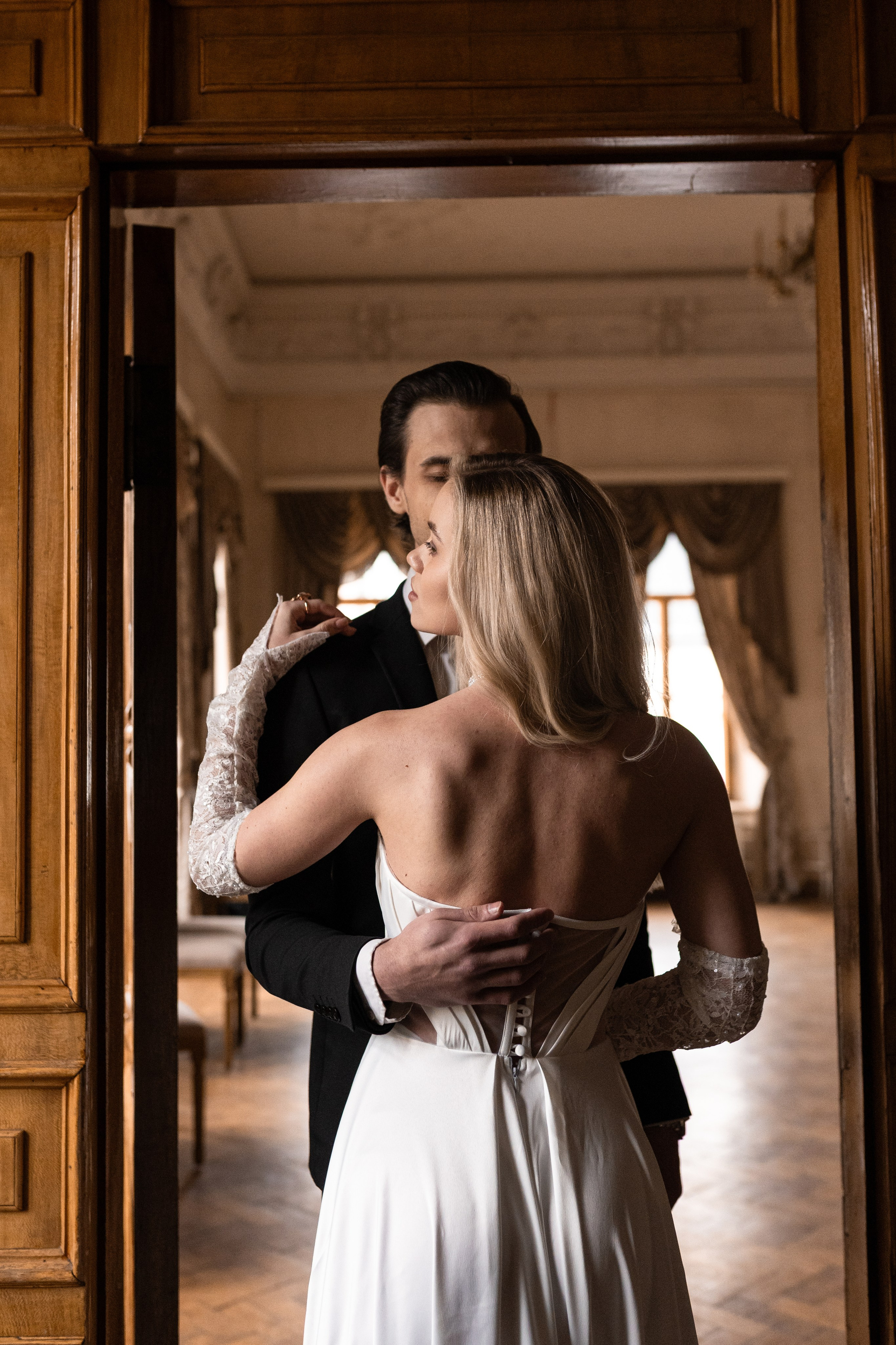 Свадебная фотосессия в Пушкинской библиотеке. Свадебный фотограф в Москве Анна Полушина