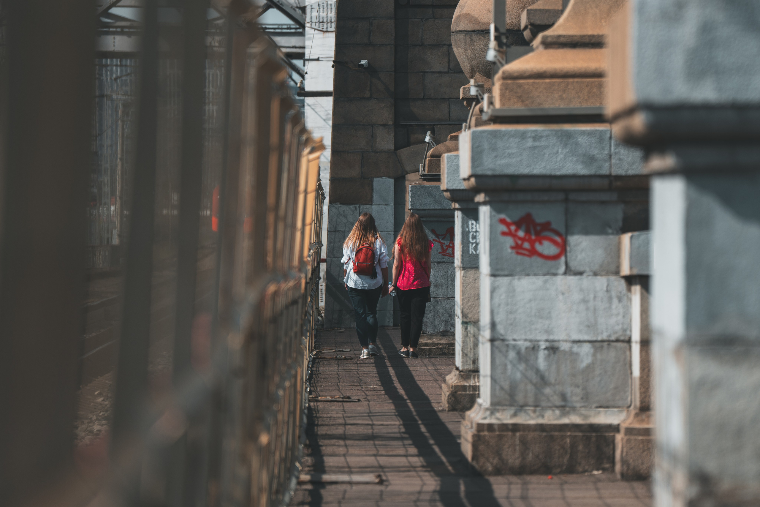 Две девушки идут по мосту МЦК