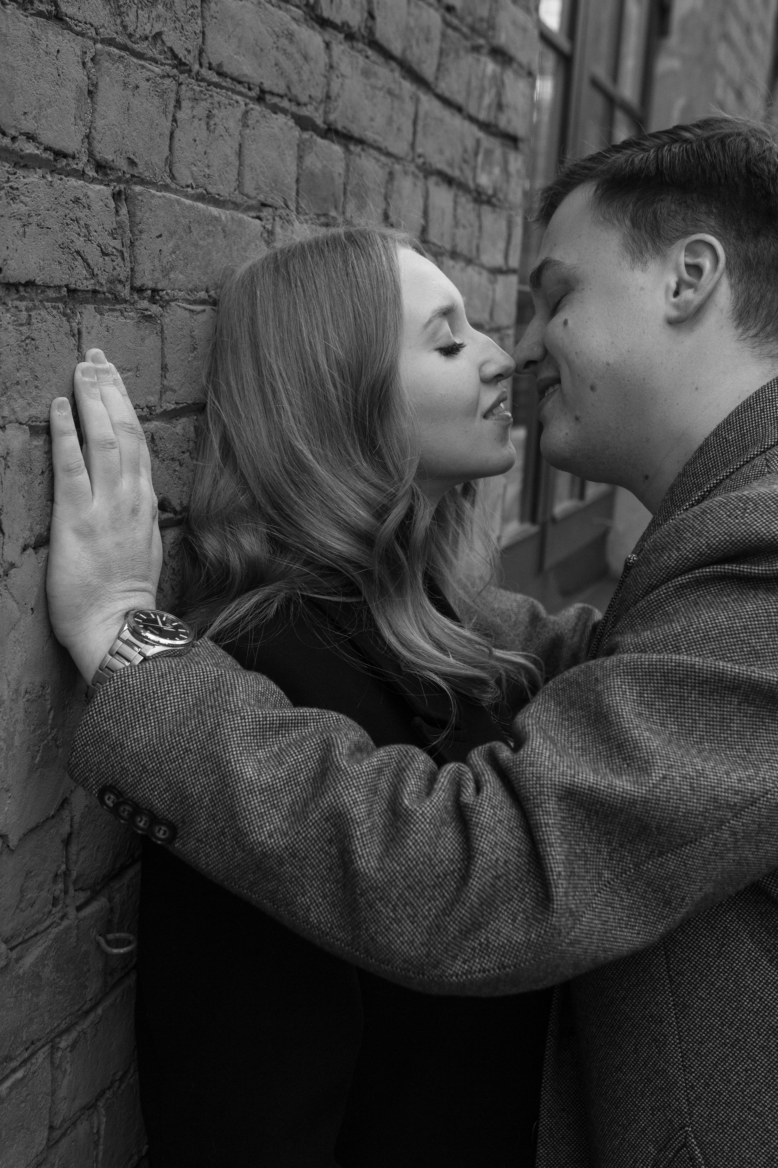 фотосессия пары у стены в городе