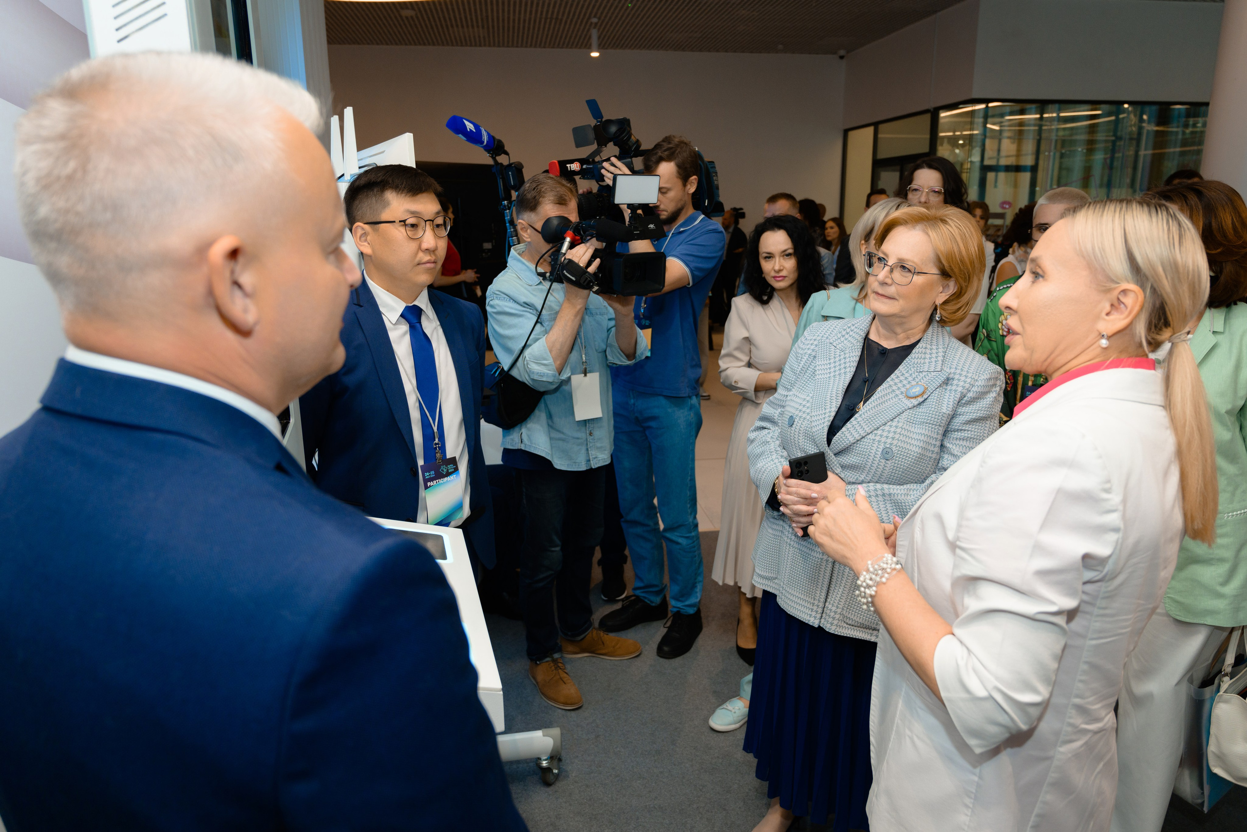 Выставки: Фотография с выставки, на которой посетители изучают представленные экспонаты. Скворцова Вероника. Татьяна Голикова. Михаил Мурашко. Единая Россия. Дума. Министр Здравоохранения. ФМБА. Правительство России. Фотография с форума, на которой участники активно участвуют в дискуссии.