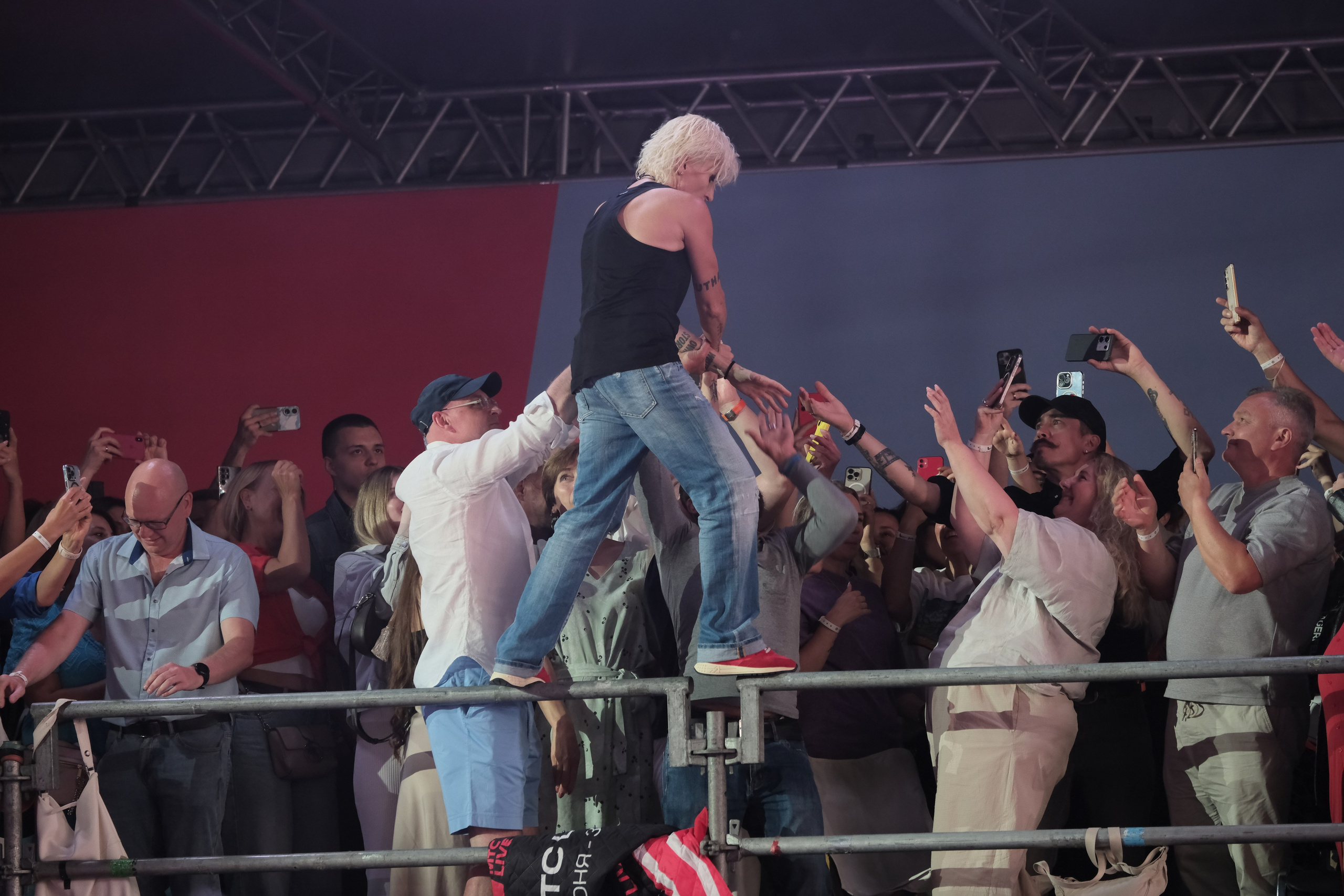 Диана Арбенина (группа «Ночные снайперы») — Москва, МТС Live Лето 2024. RedGeek - блогер и стручњак за образовање и ИТ Кирил Ситнов