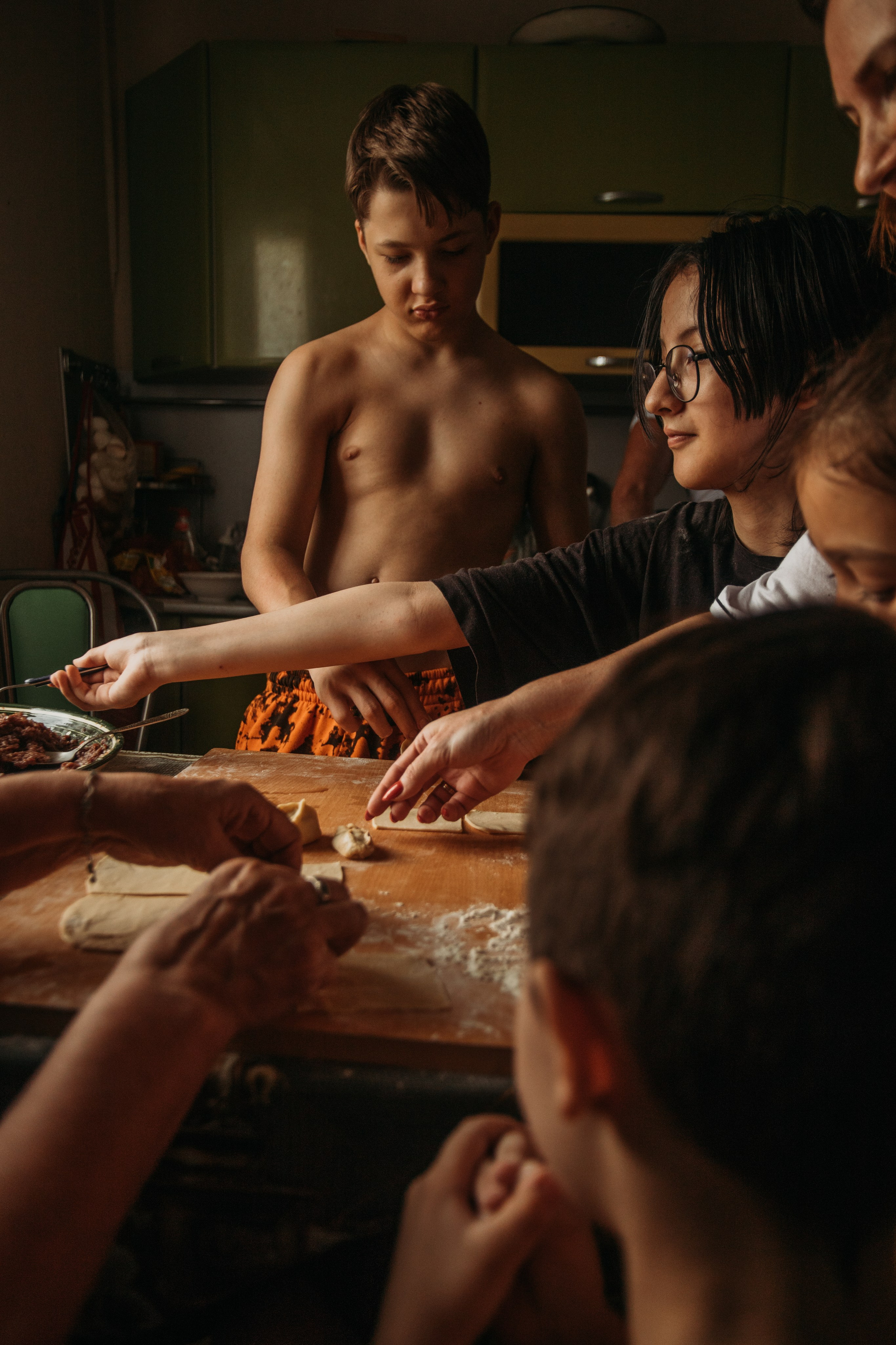 Домашняя фотосессия моей семьи. Венера Гайн. Репортажный фотограф  Тюмень. Обучение фотографии с 0