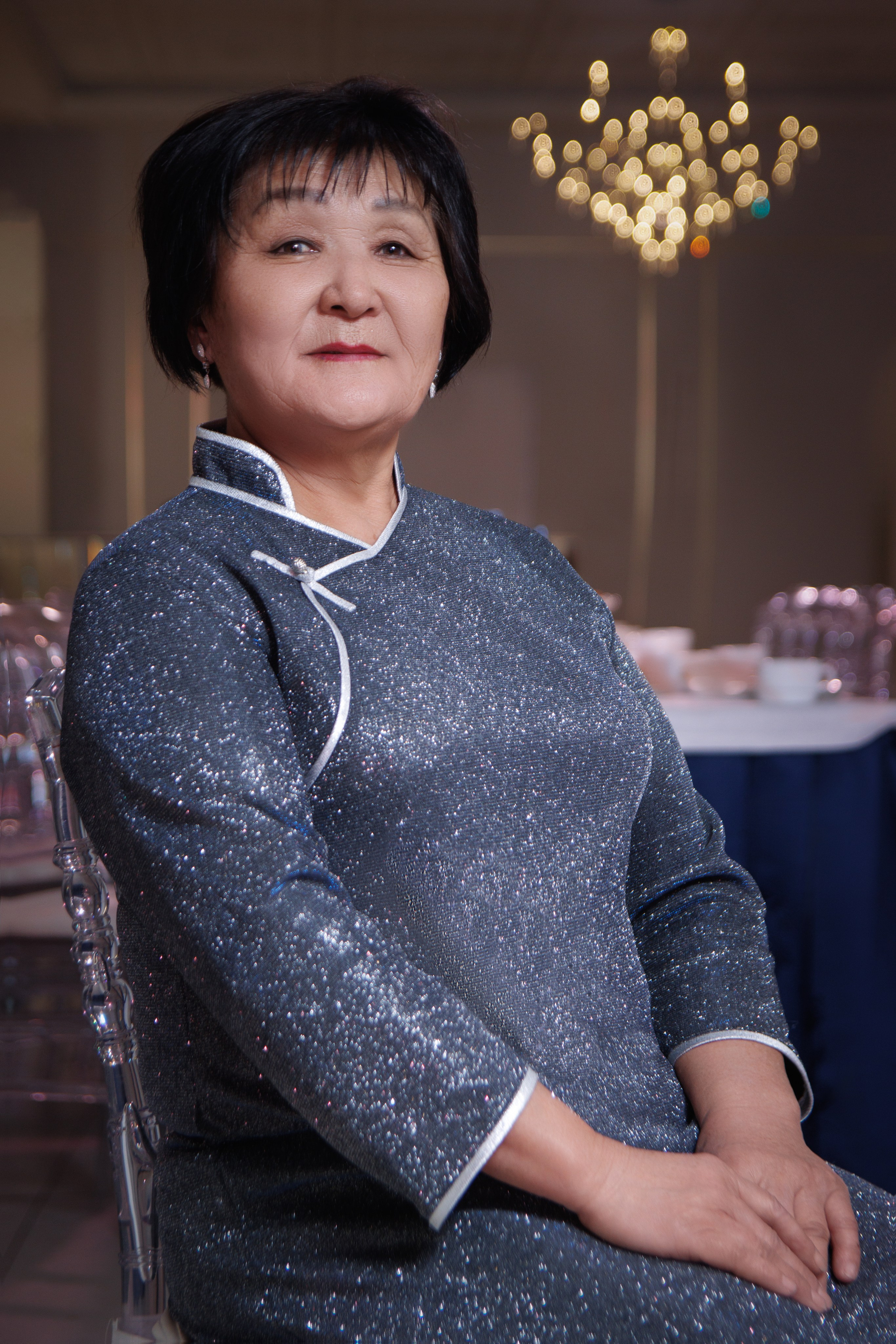 Именинница Любовь сидит на стуле