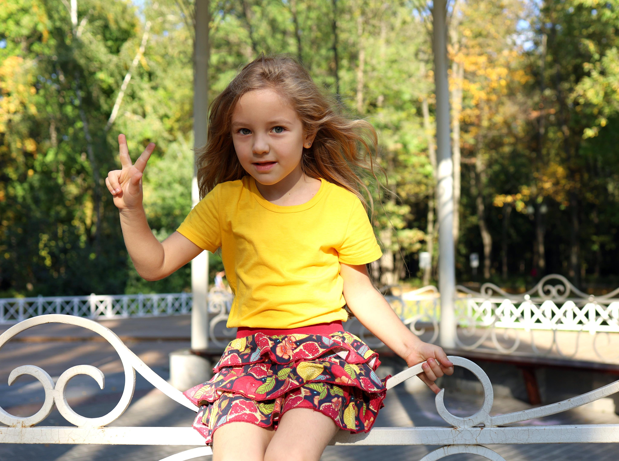 Портрет девочки в футболке и юбке