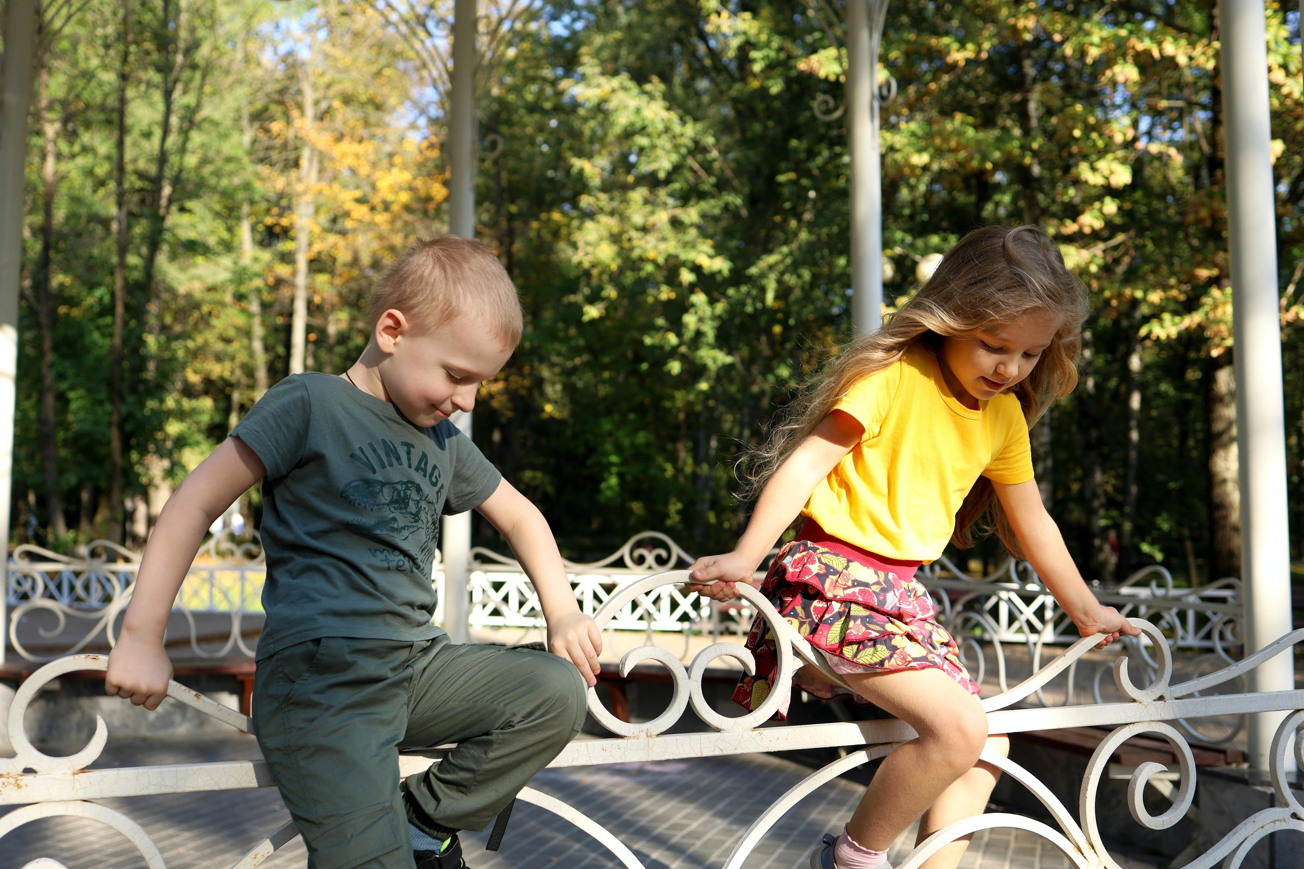 Дети играют в беседке в парке