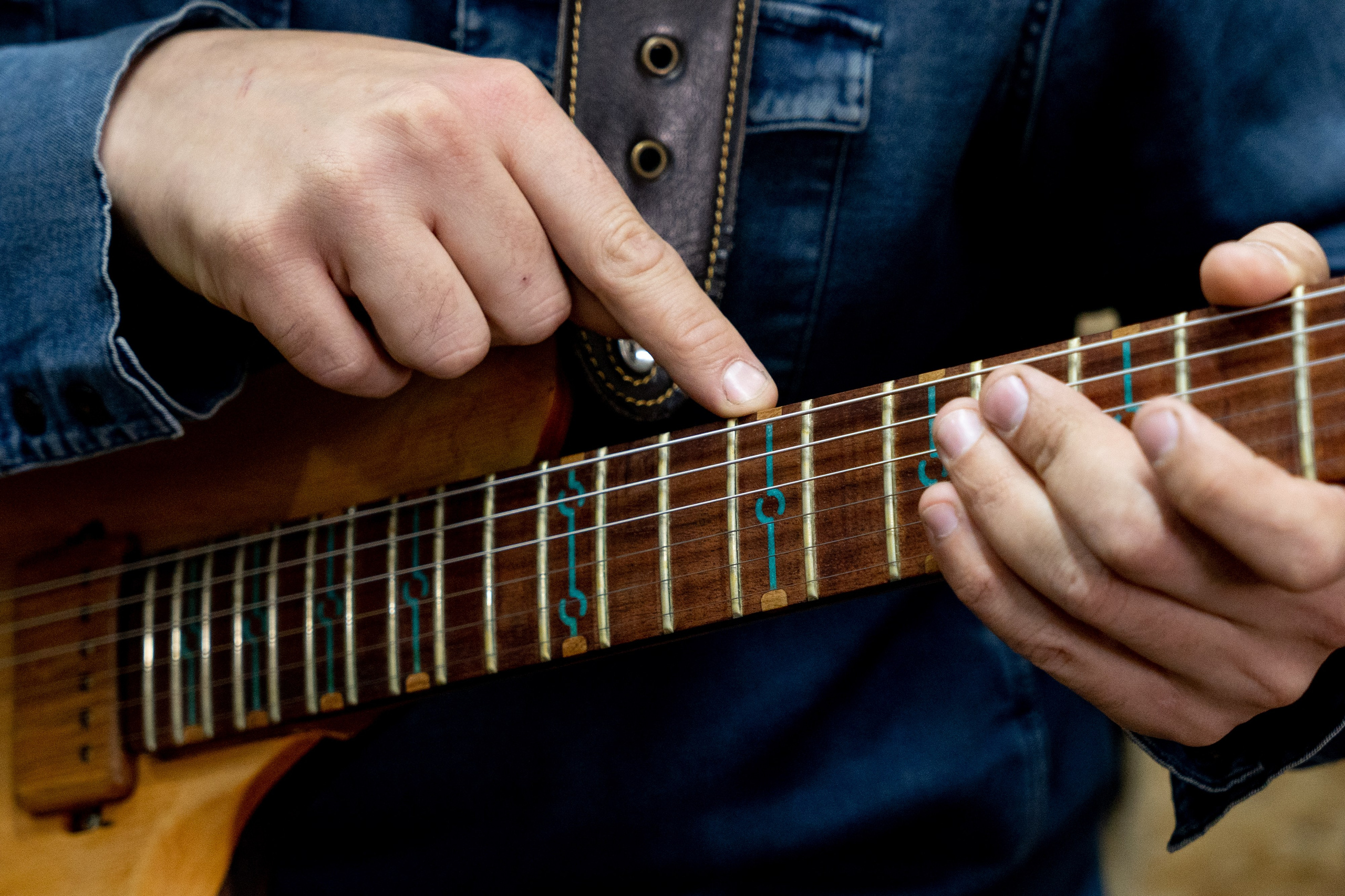 Владимир Иванов. Железнодорожник и гитарный мастер. Репортажный фотограф Наталья Лапцевич