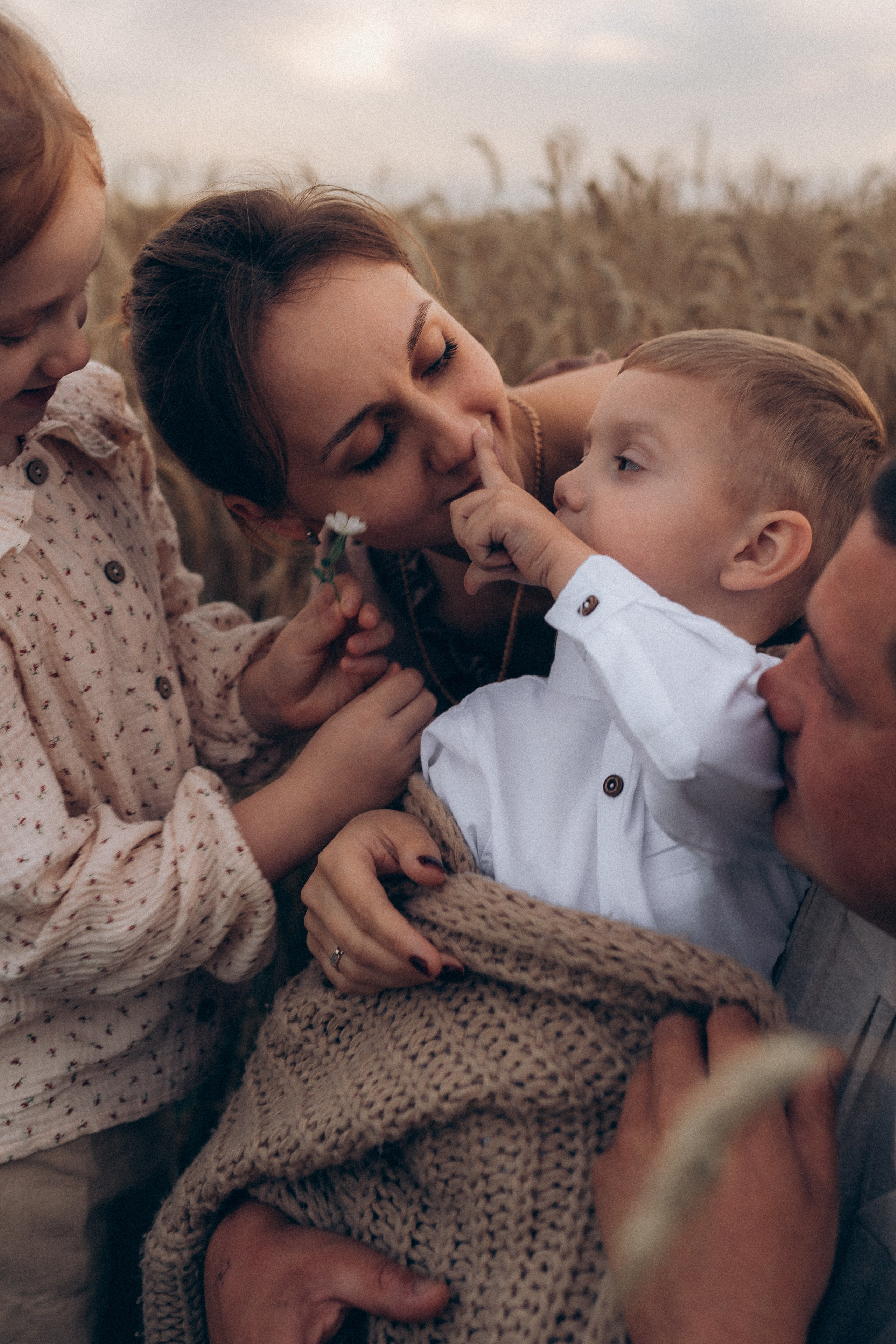 Алёна и семья. Фотограф Торопец Кристина Абрамова Kanwellia photography