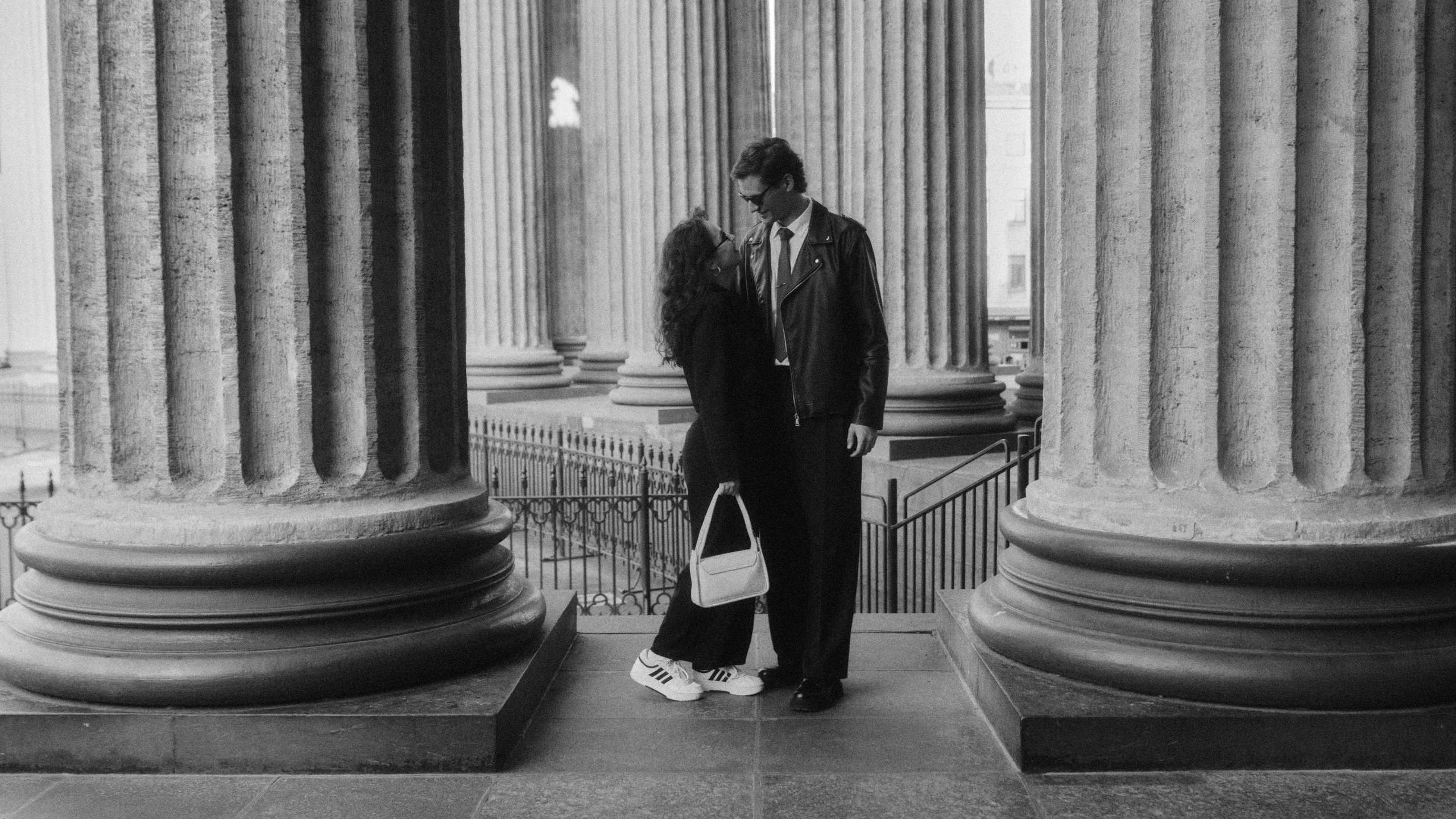 Городской роман — чёрно-белая фотосессия у Казанского собора, Санкт-Петербург. Сергей Горшенин — профессиональный фотограф