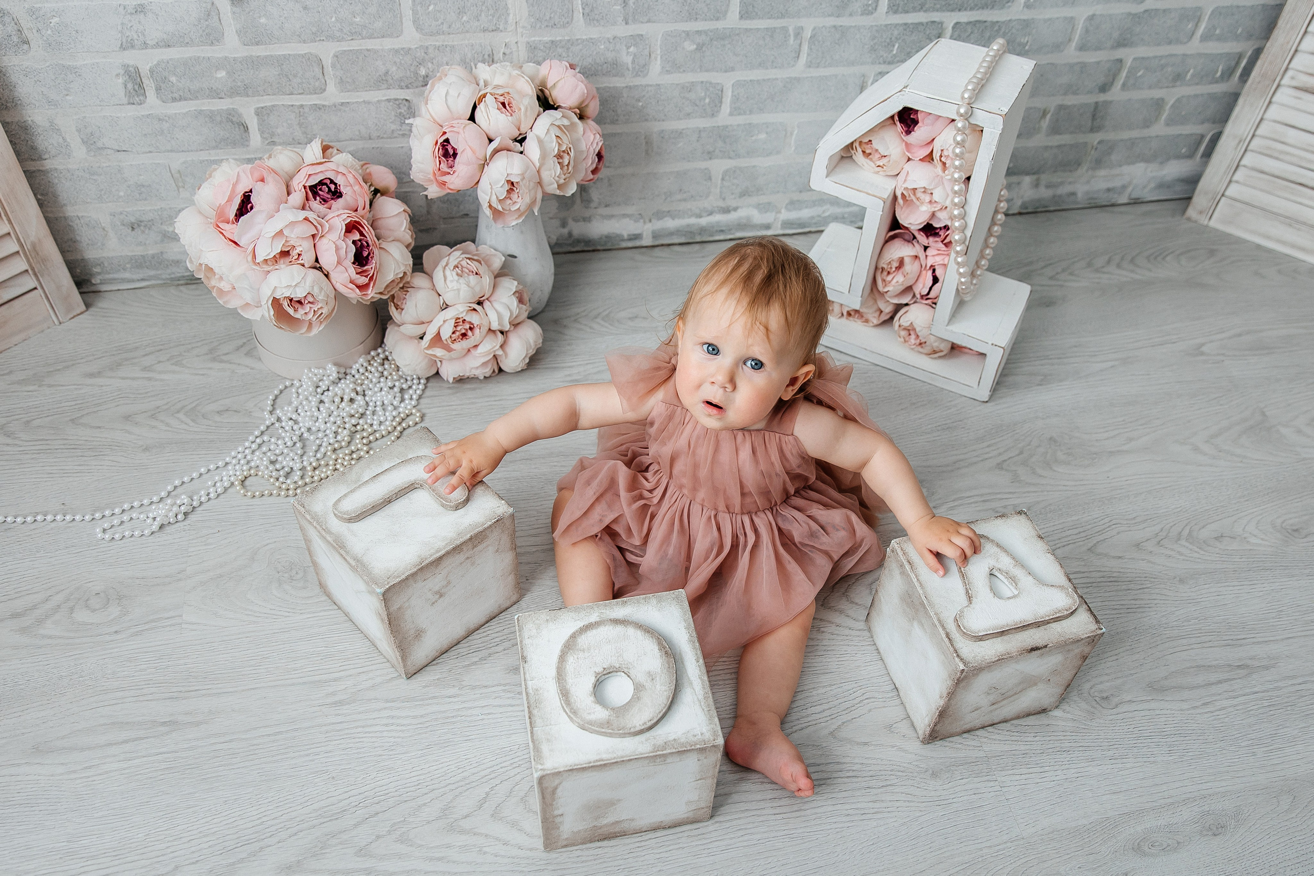 Минимализм (единичка, буквы-кубики, отдельный реквизит на фоне). Детский фотограф, выпускные альбомы в Нижнем Новгороде Бодягина Мария