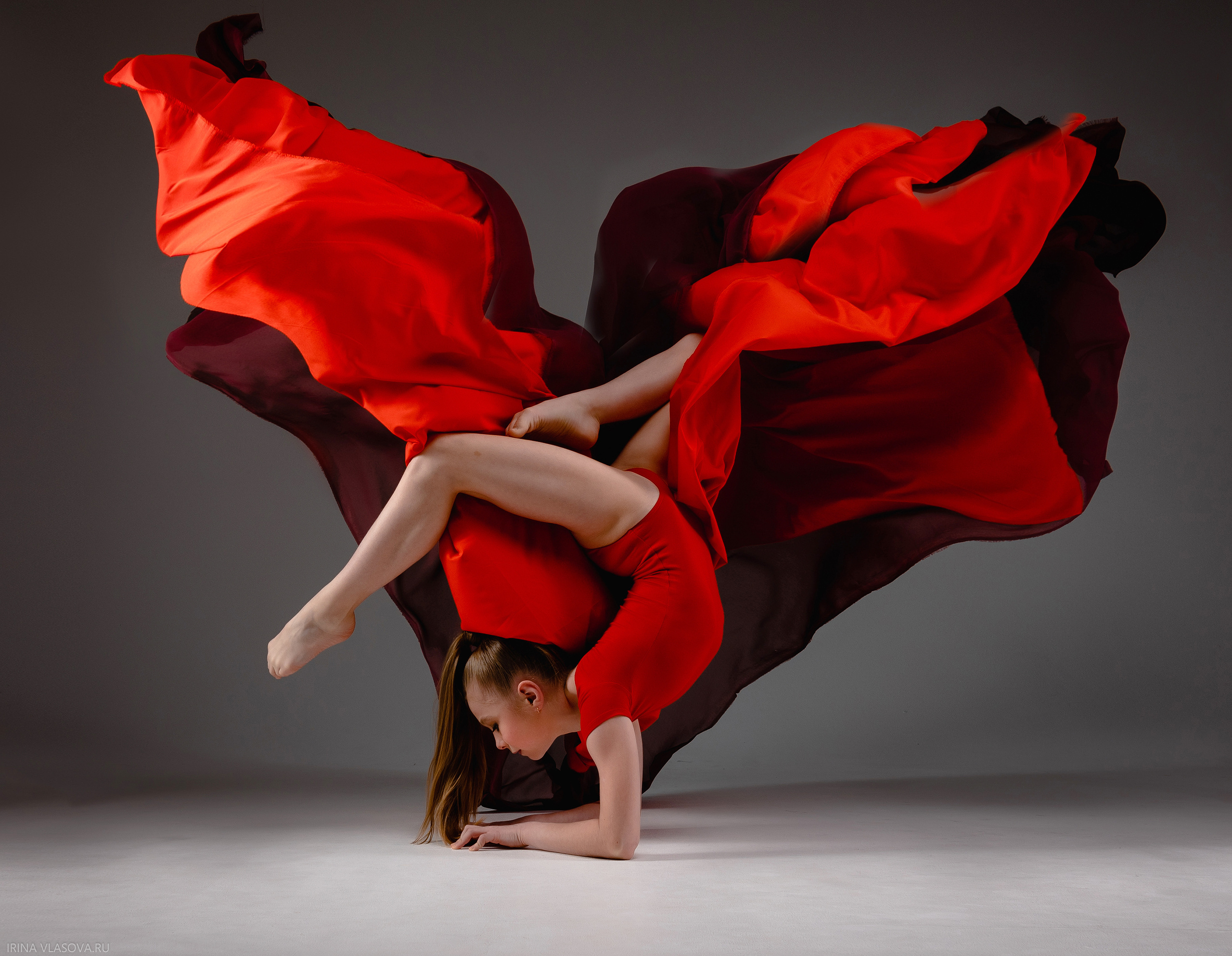 шикарная фотосесия для гимнастки с летящими тканями