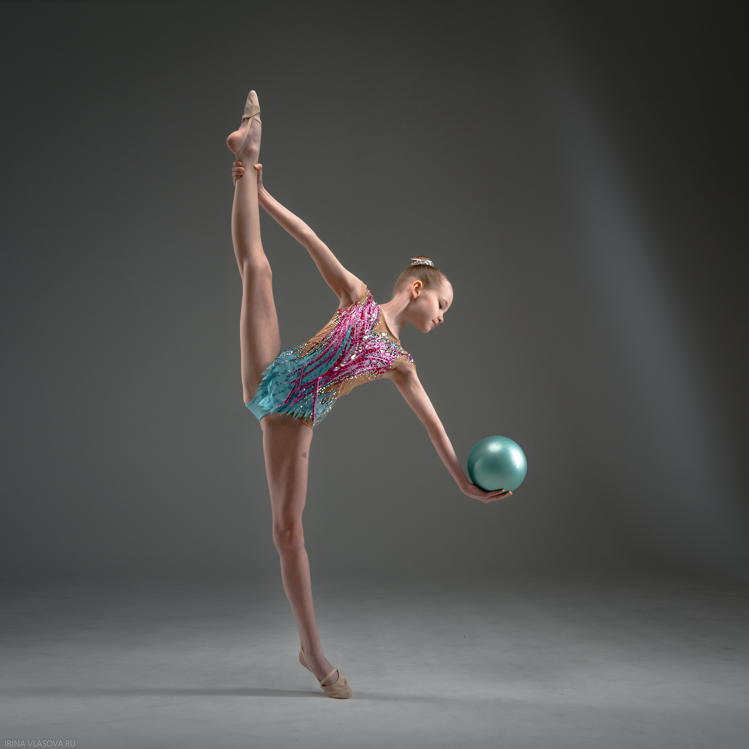 гимнастка с мячом фотоссессия нск