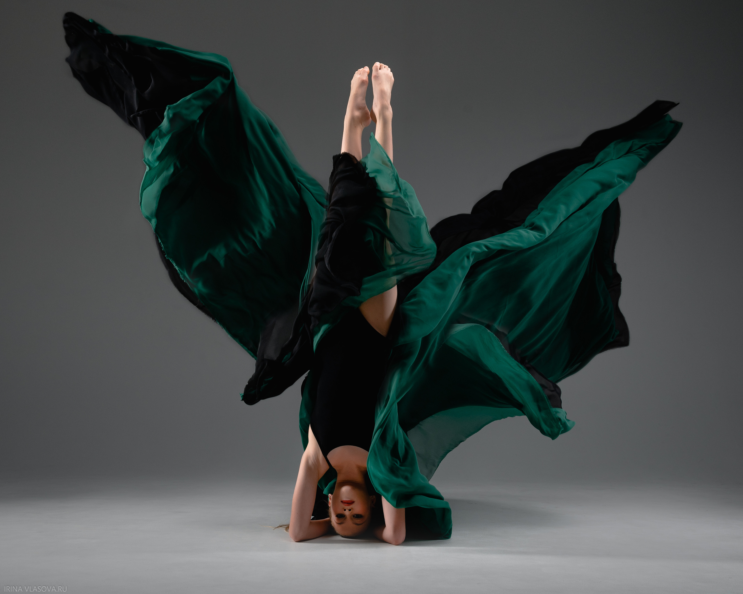 шикарная фотосесия для гимнастки с летящими тканями