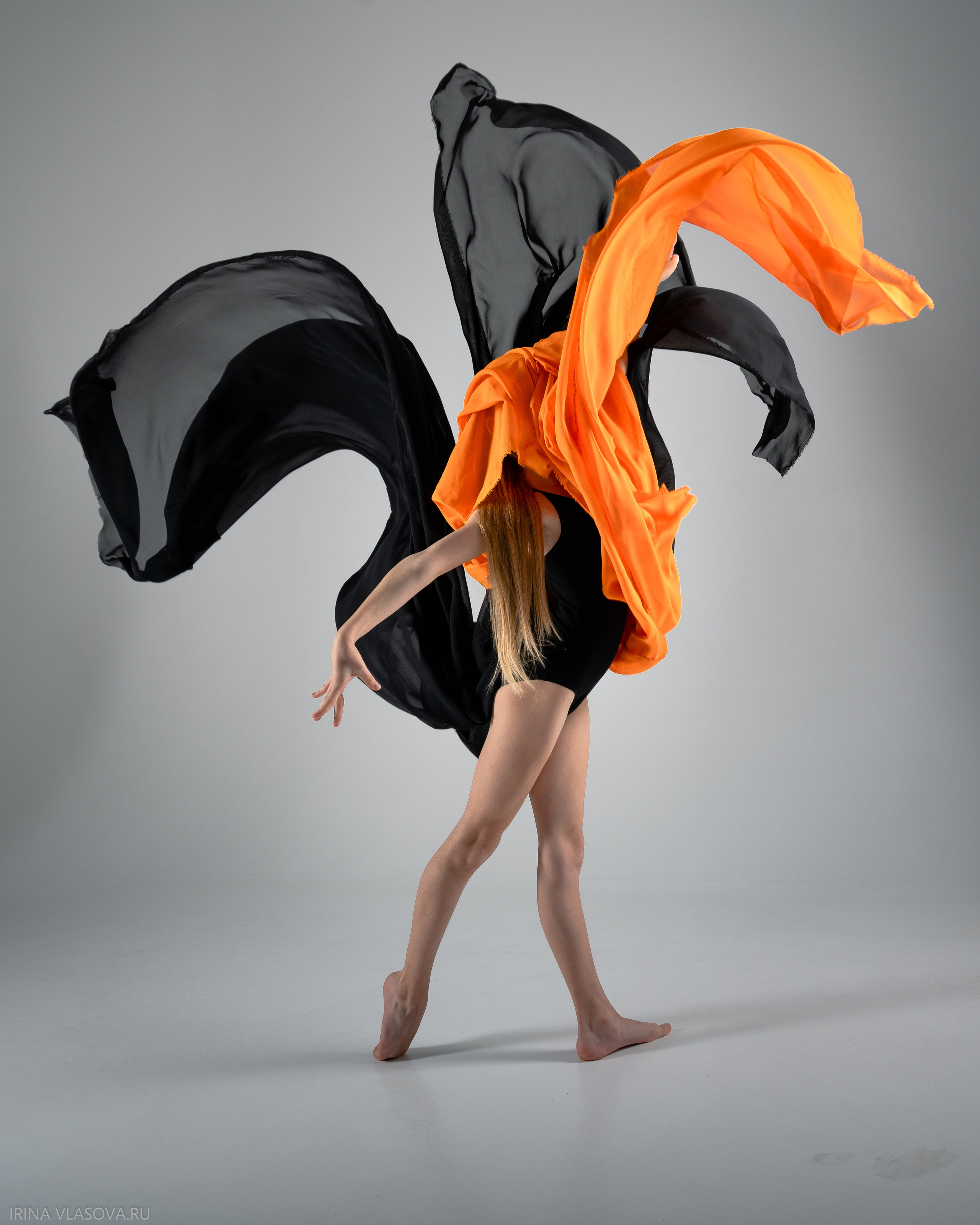 шикарная фотосесия для гимнастки с летящими тканями