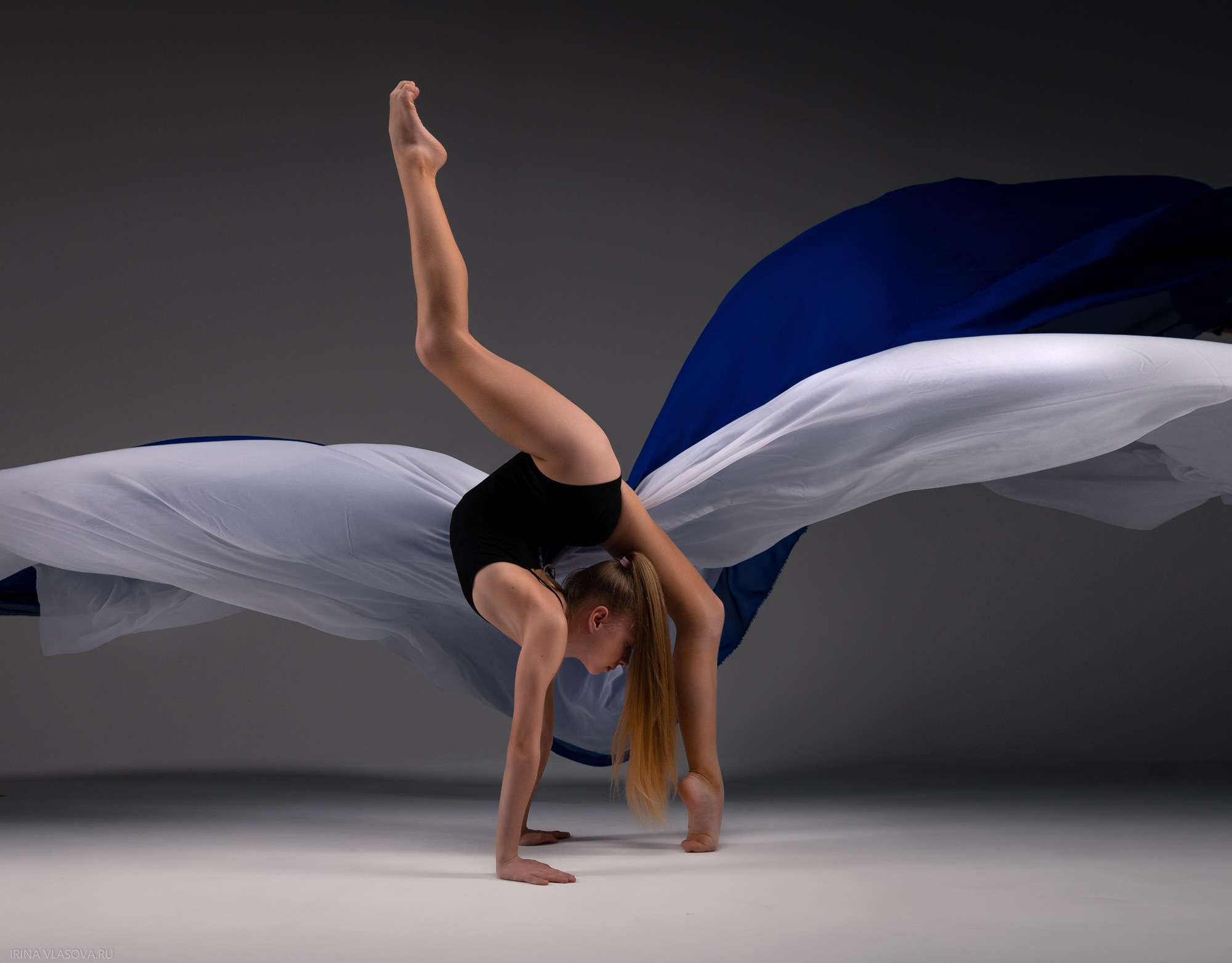 профессиональная фотосесия для гимнастки с летящими тканями