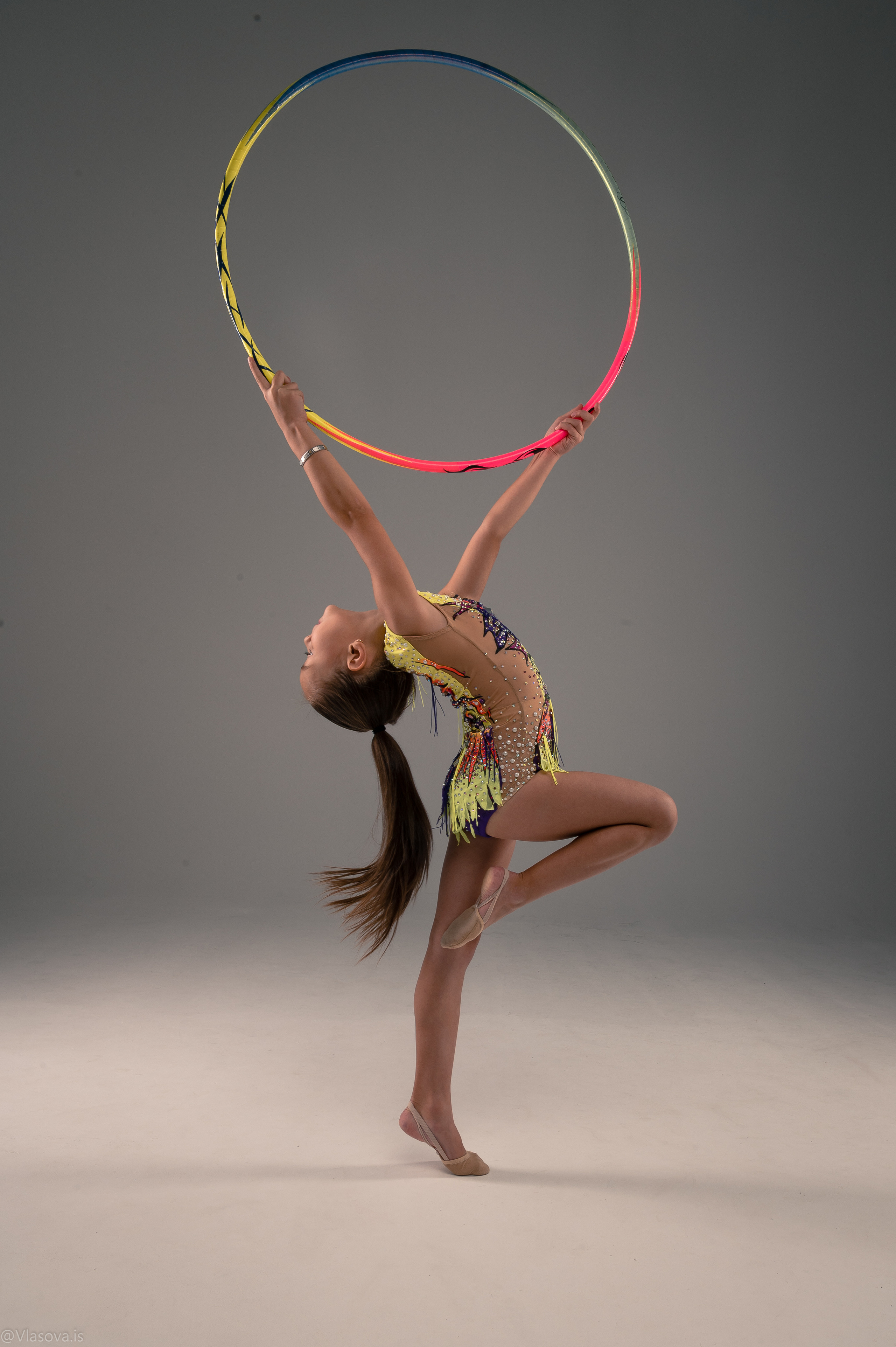 красивое фото гимнастки с обручем