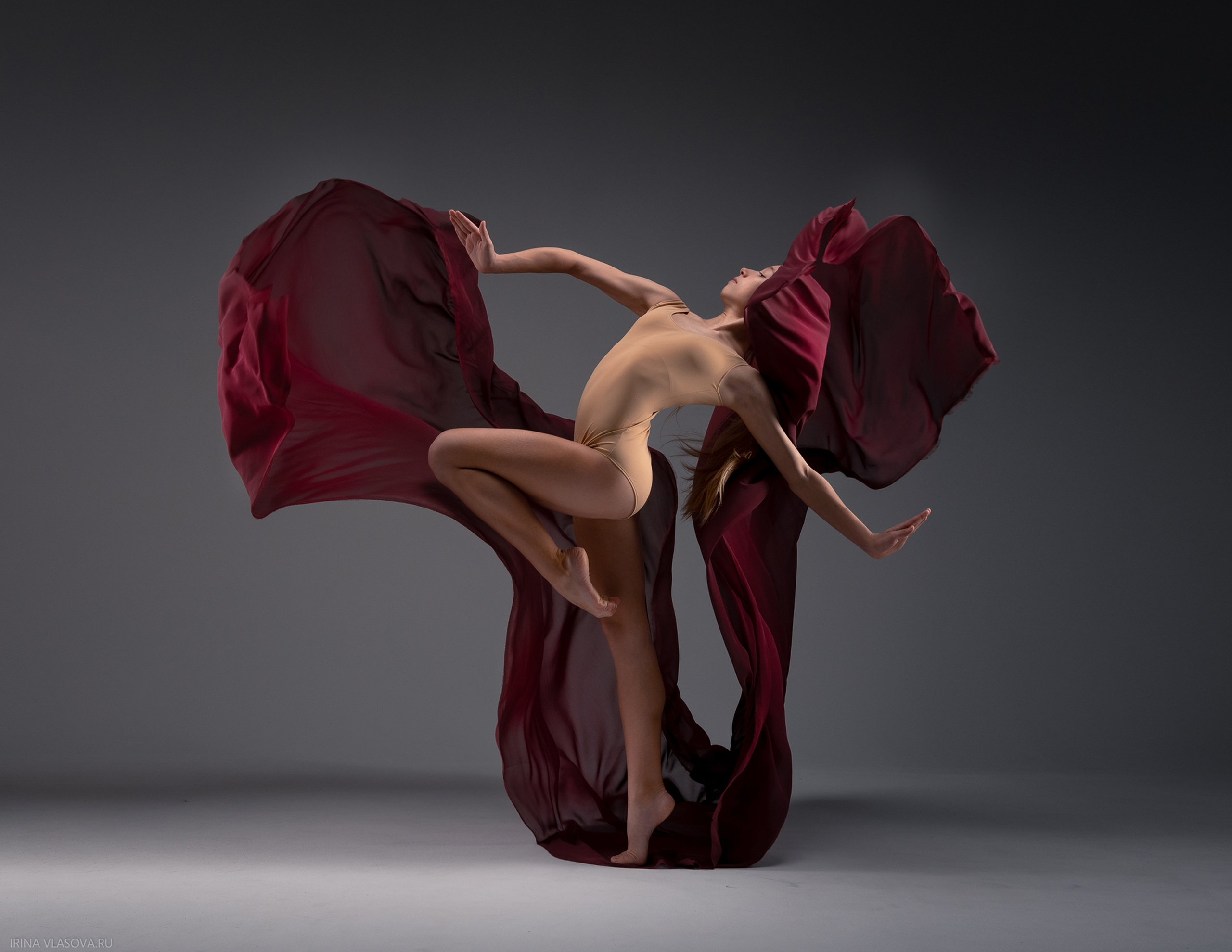 профессиональная фотосесия для гимнастки с летящими тканями