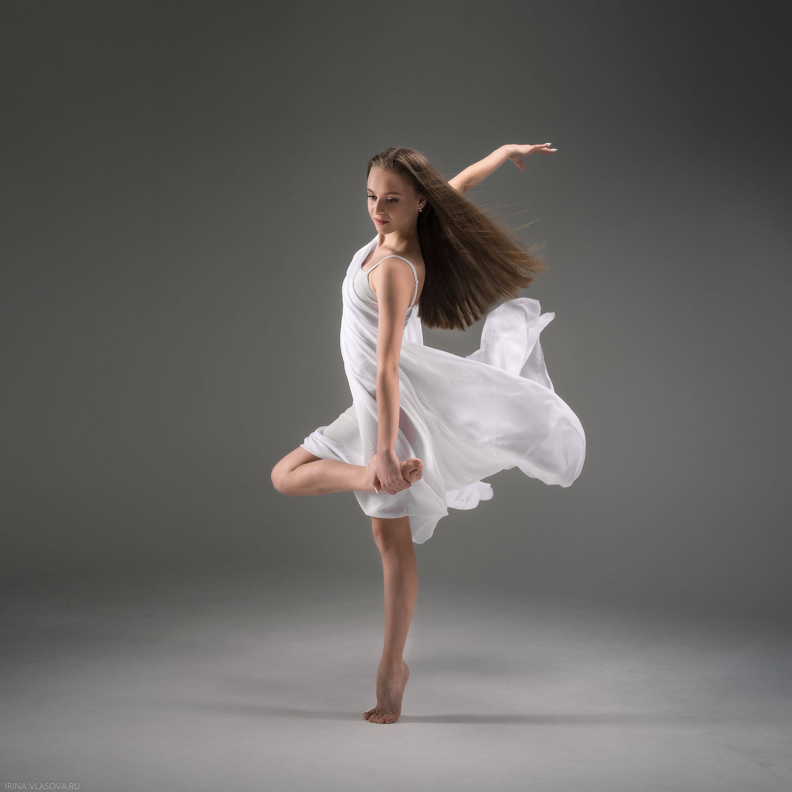 шикарная фотосесия для гимнастки с летящими тканями