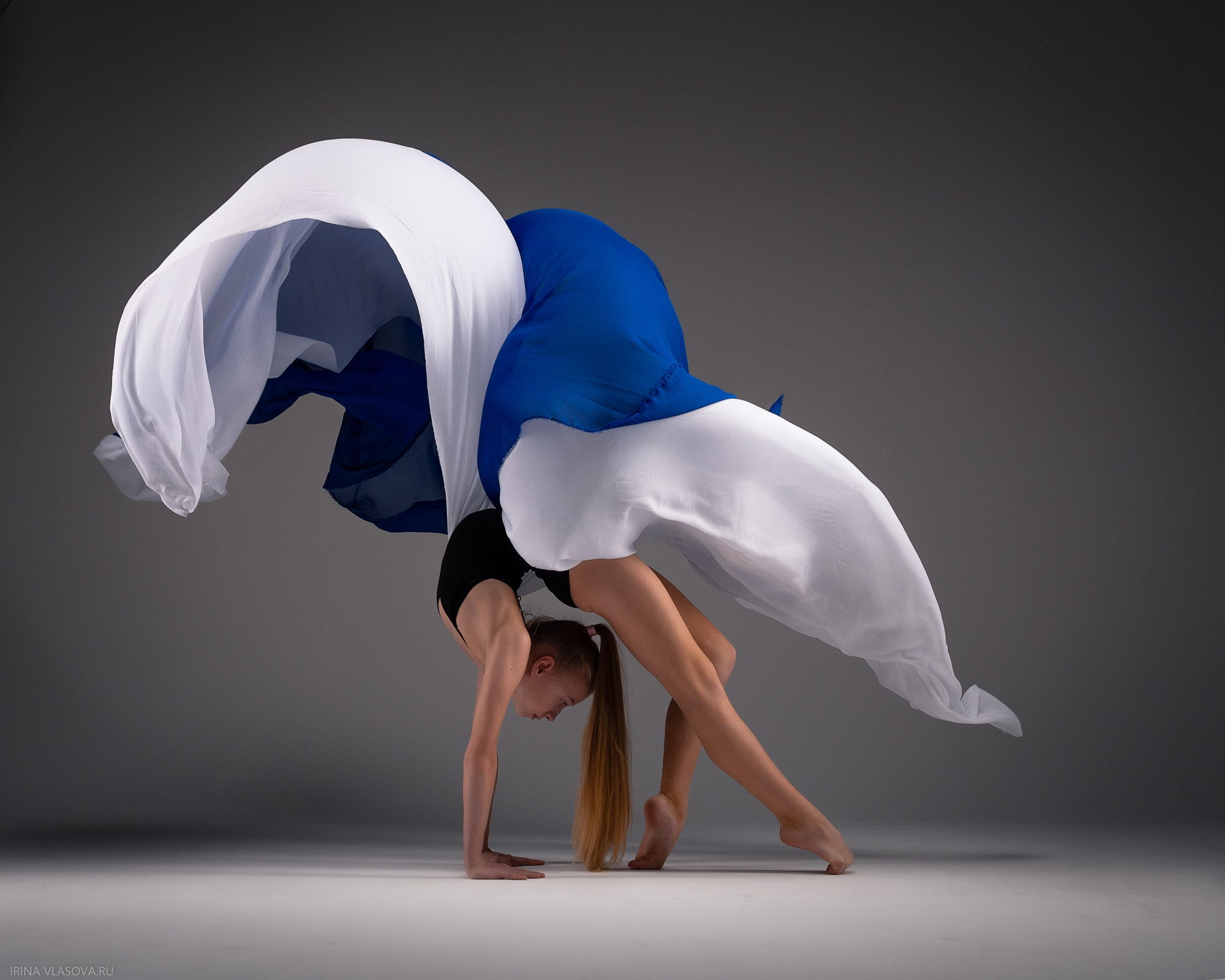 потрясающая фотосесия для гимнастки с летящими тканями