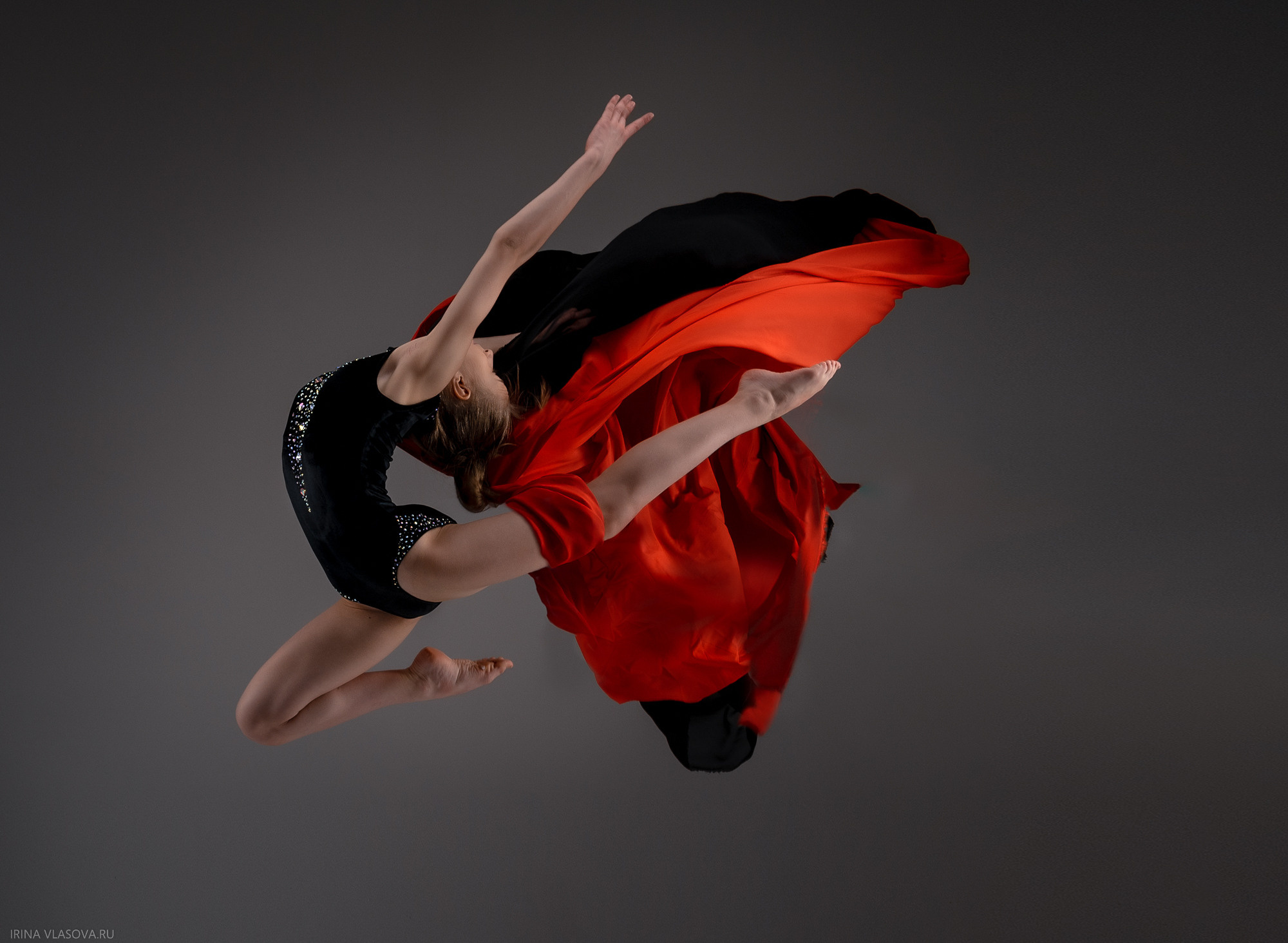 потрясающая фотосесия для гимнастки с летящими тканями