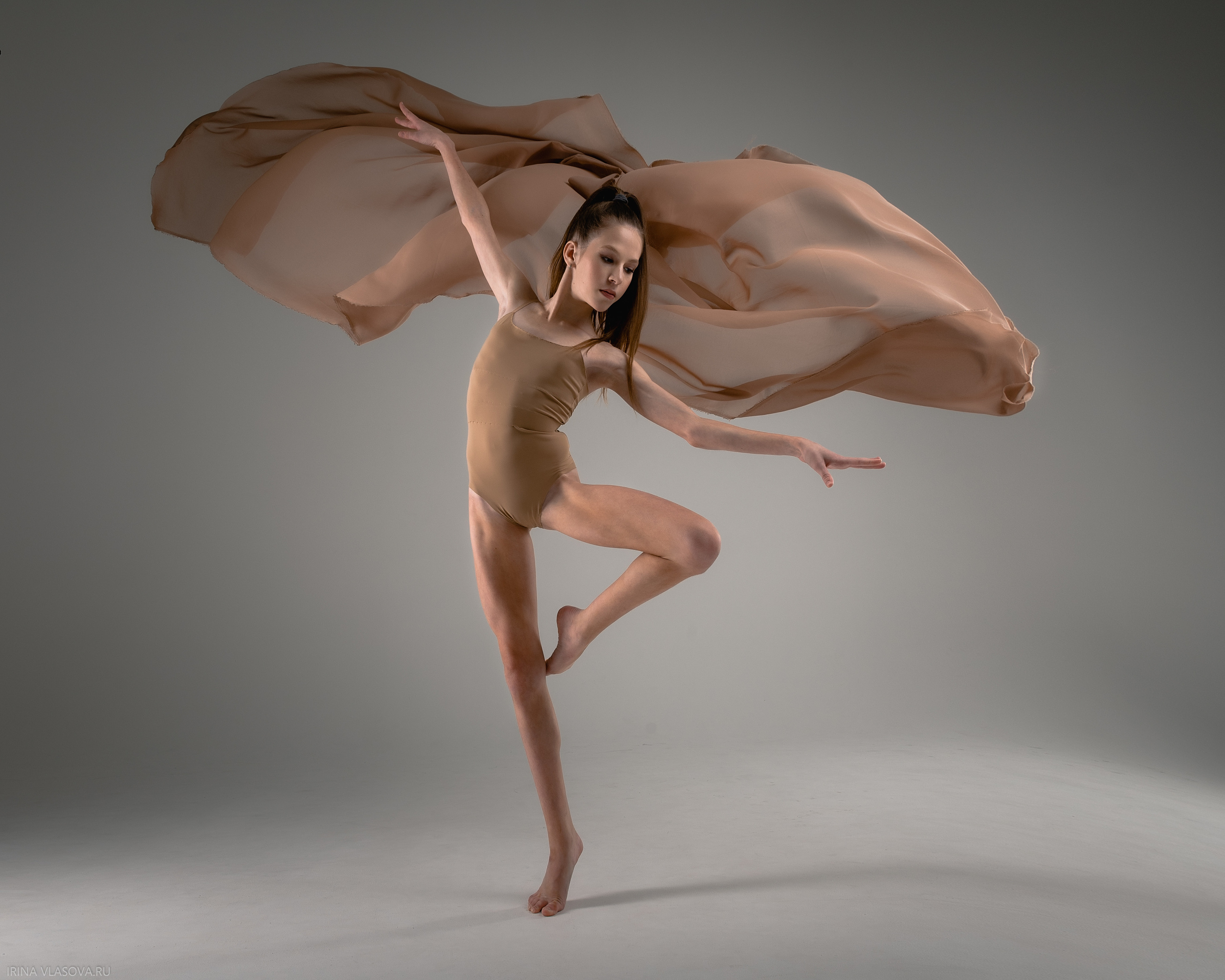 шикарная фотосесия для гимнастки с летящими тканями
