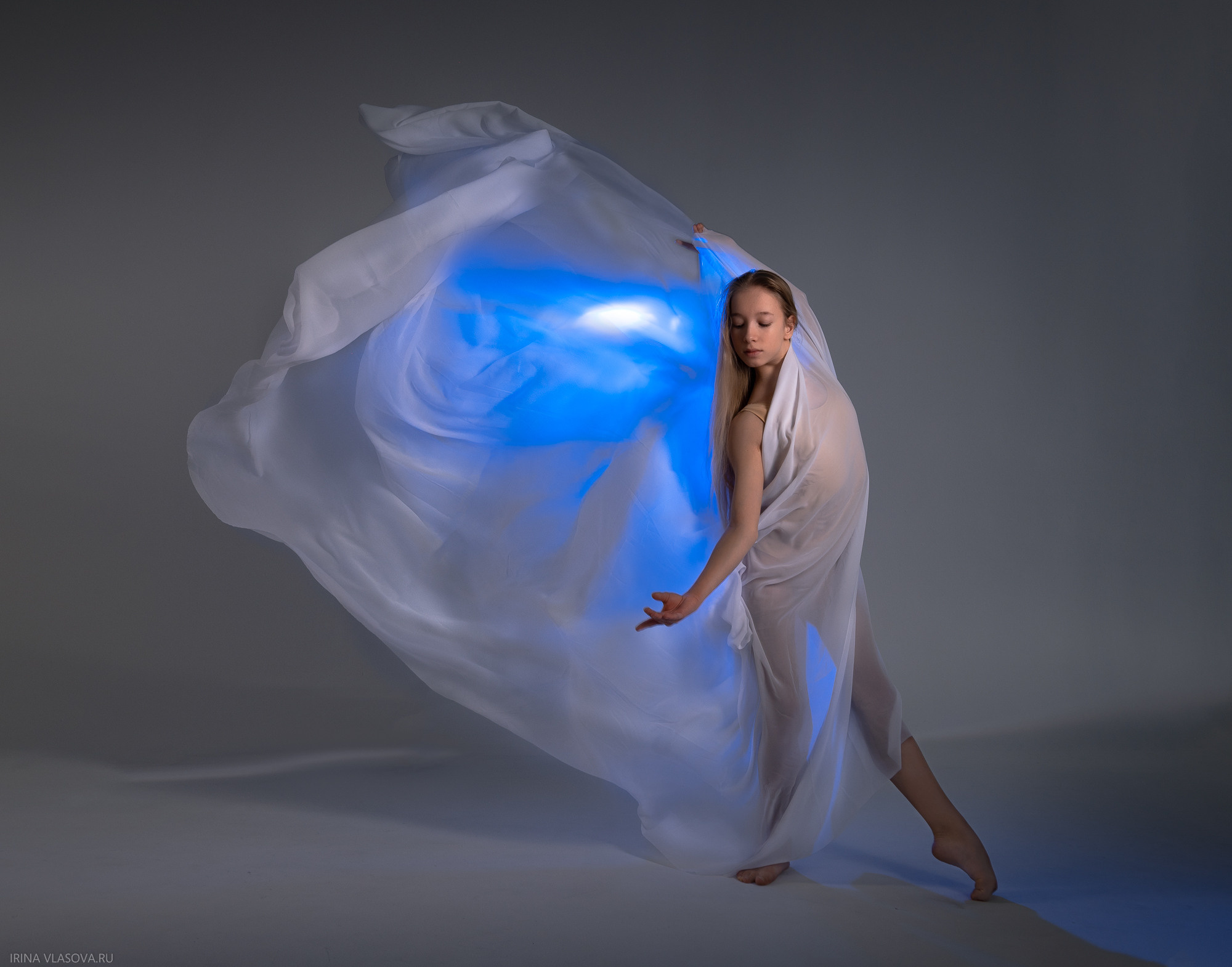 потрясающая фотосесия для гимнастки с летящими тканями