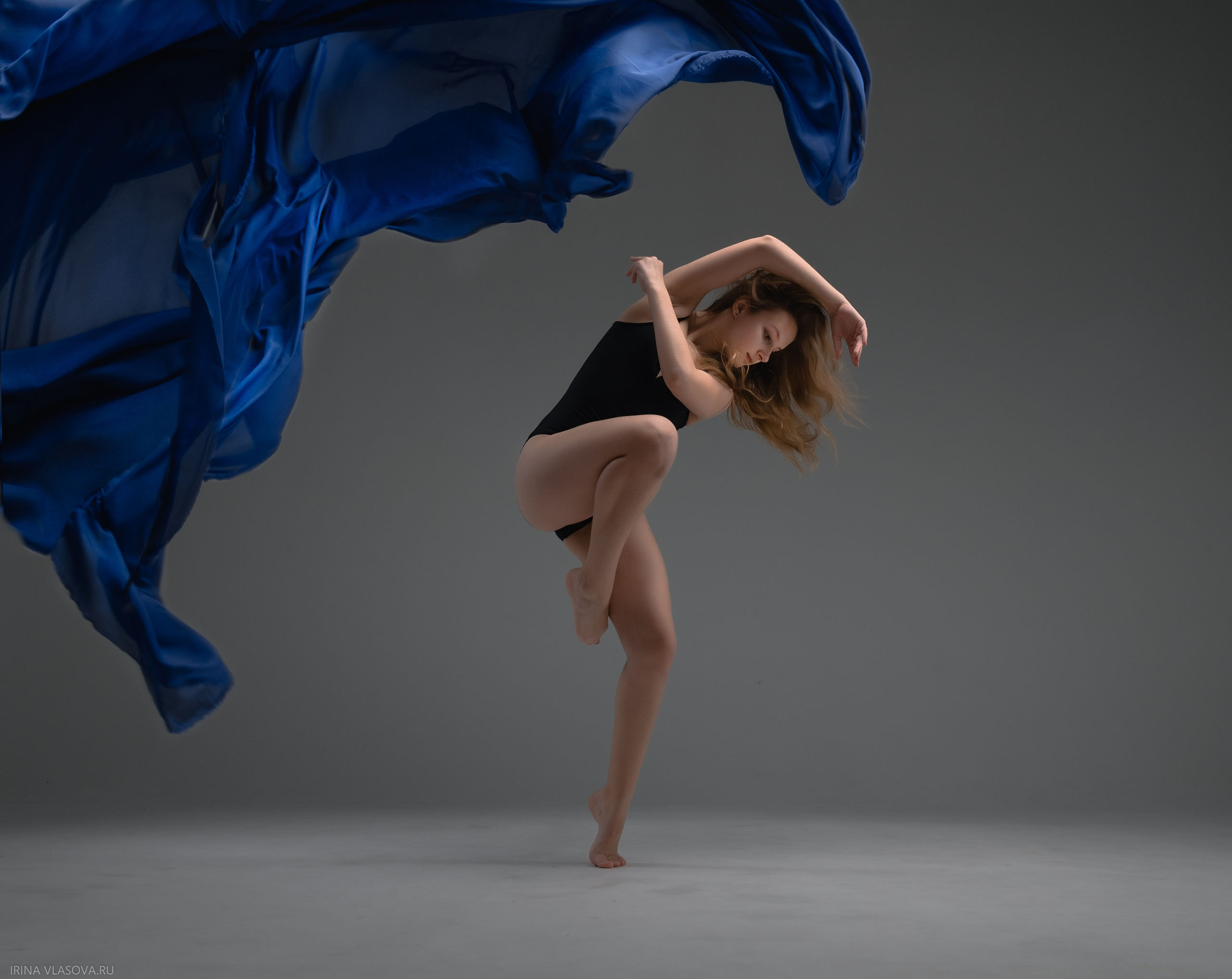 профессиональная фотосесия для гимнастки с летящими тканями