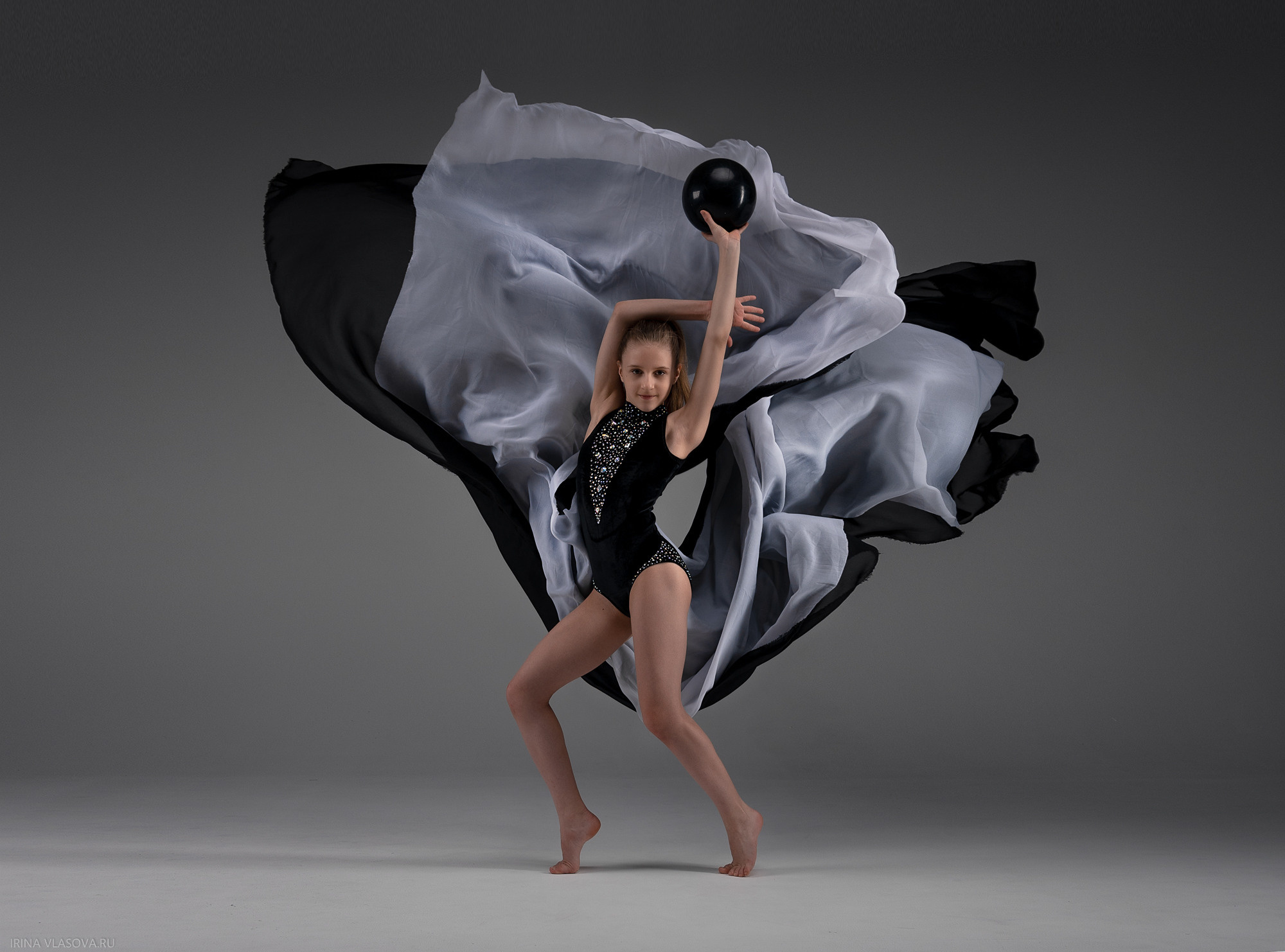 шикарная фотосесия для гимнастки с летящими тканями
