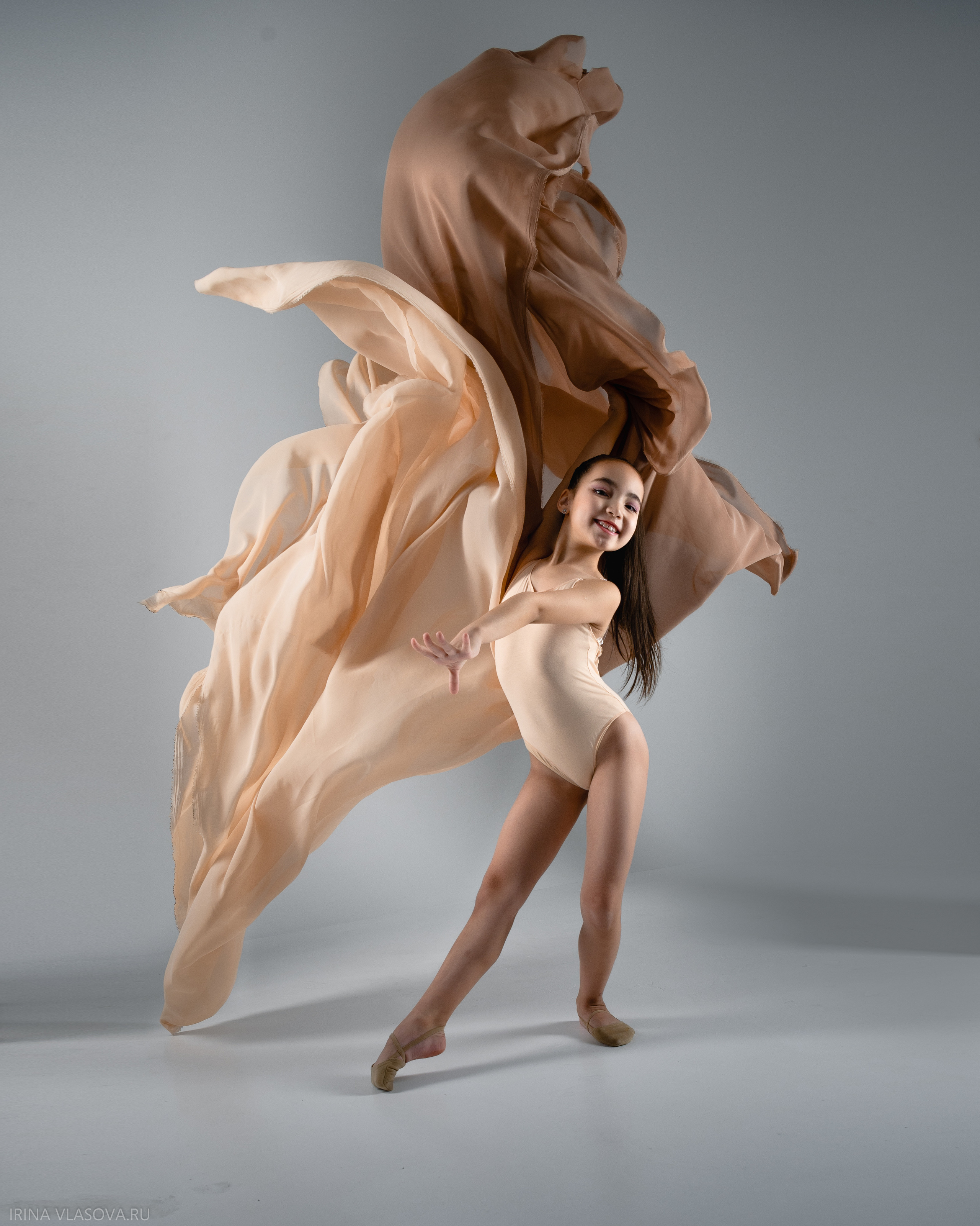 шикарная фотосесия для гимнастки с летящими тканями