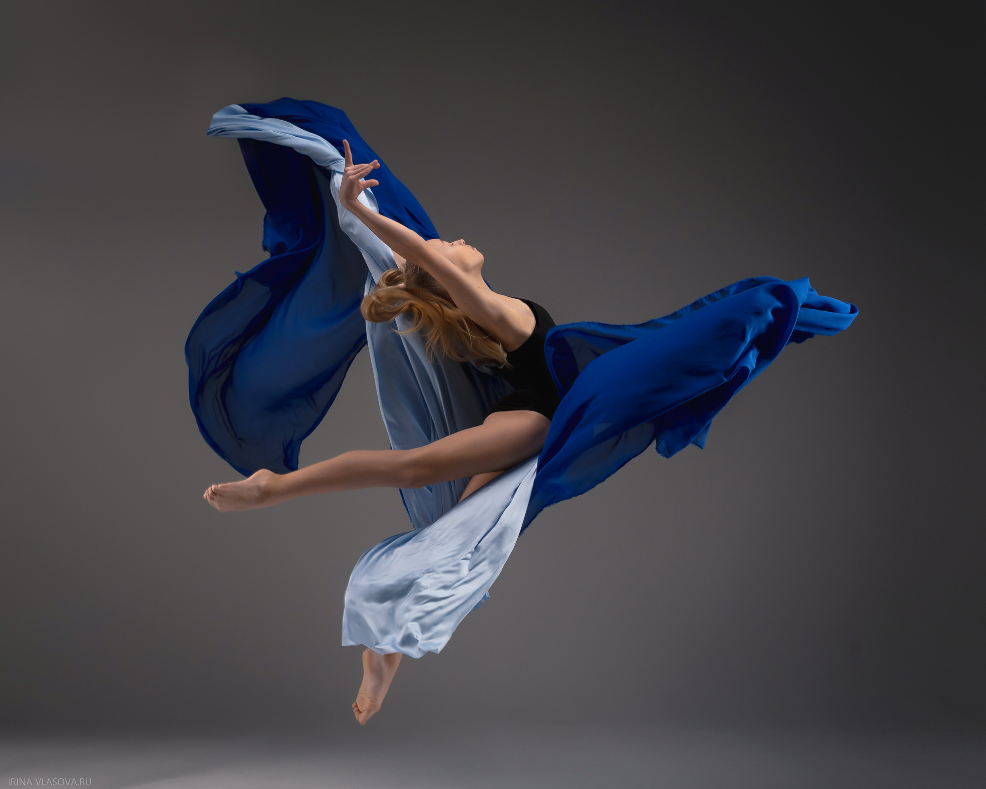 профессиональная фотосесия для гимнастки с летящими тканями