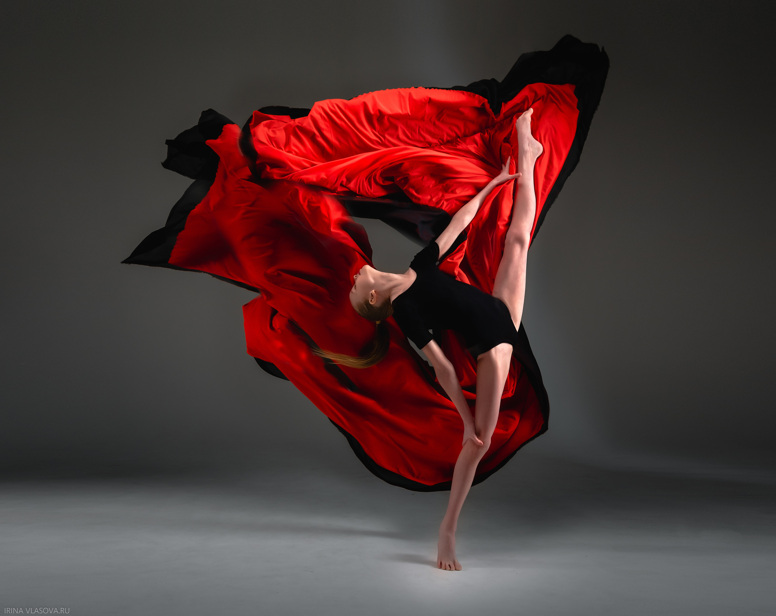 шикарная фотосесия для гимнастки с летящими тканями