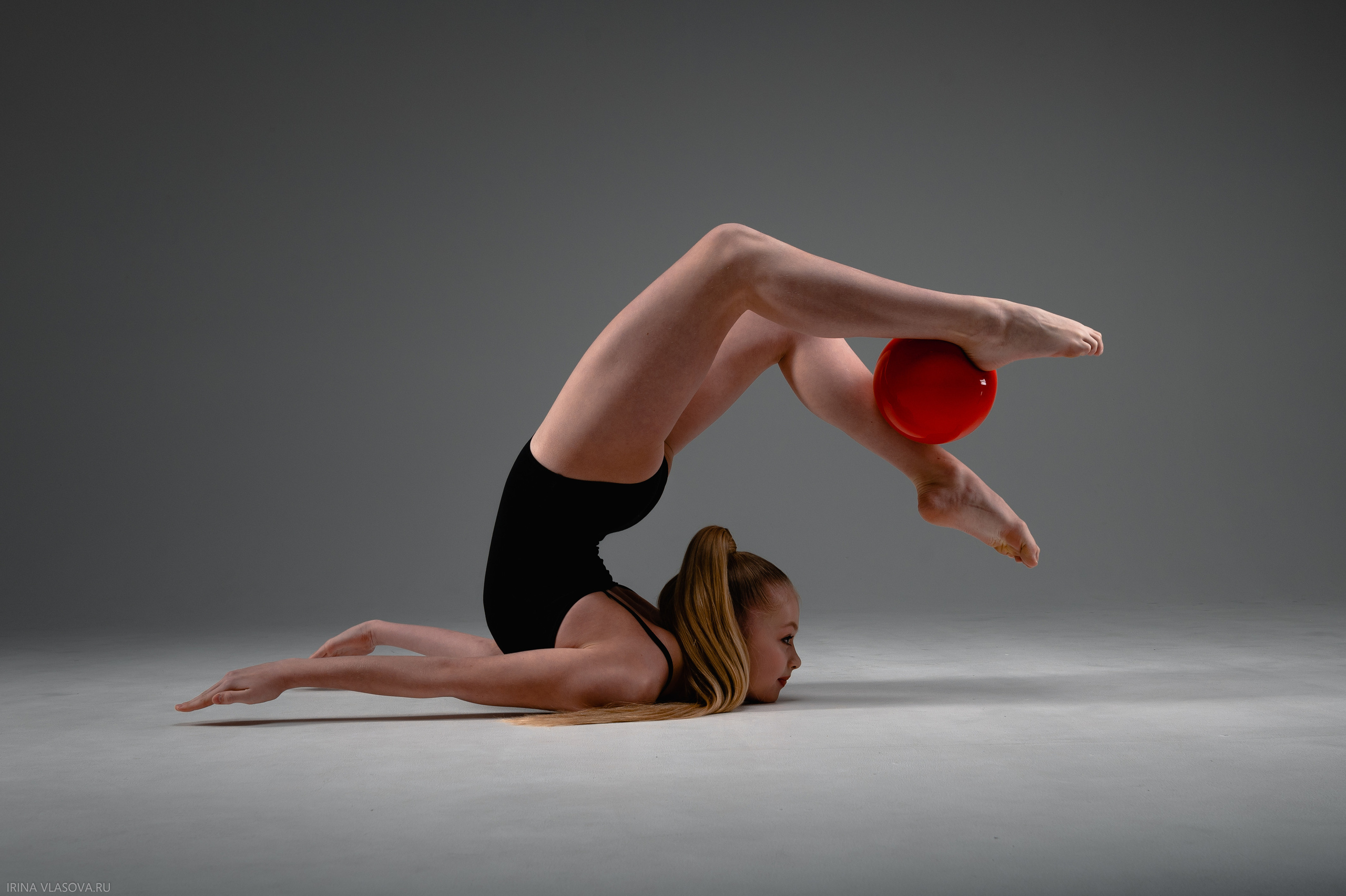 гимнастка с мячом топовый фотограф спортсменов