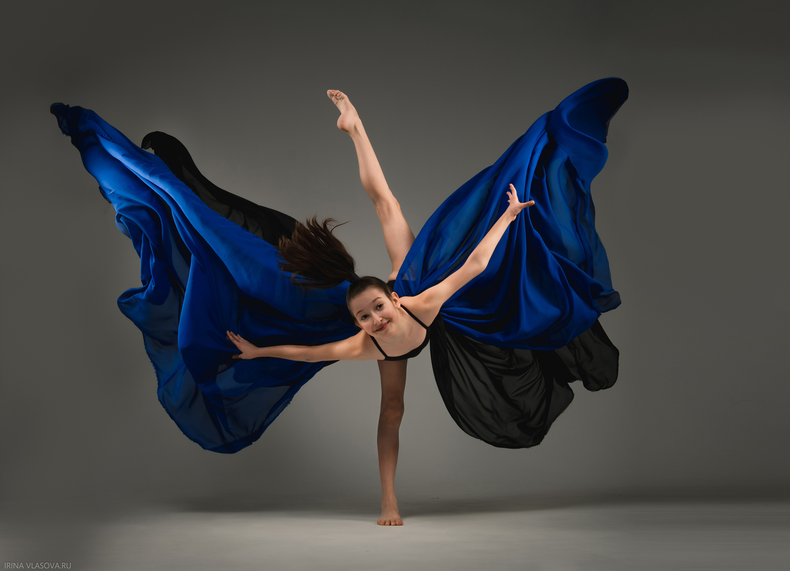 шикарная фотосесия для гимнастки с летящими тканями
