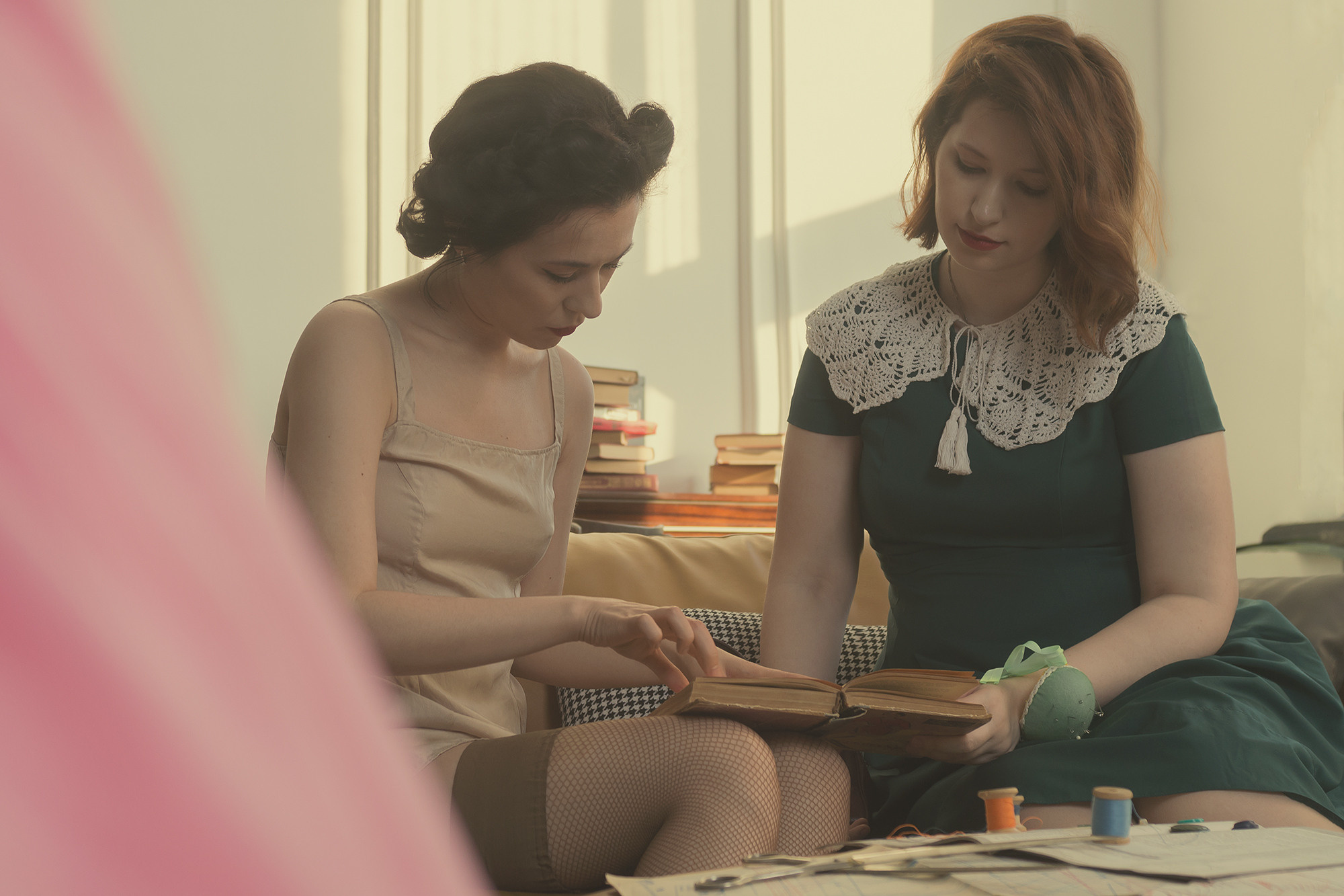 Визит к портнихе, выбор модели в журналах мод. Стилизация под 50-е годы.