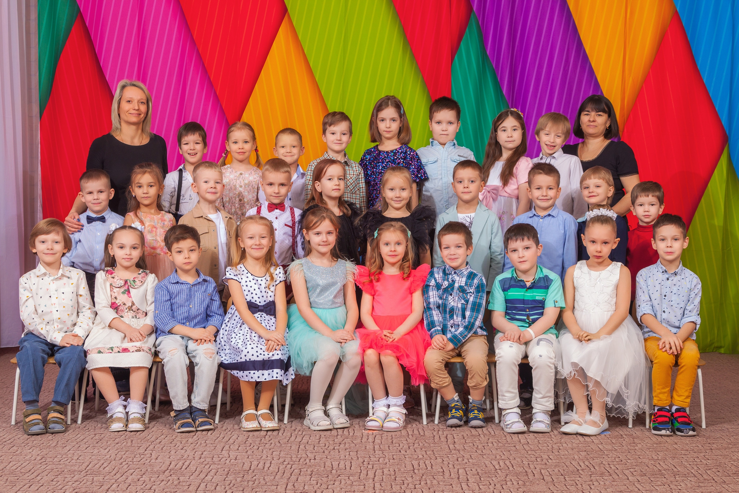 Общая фотография воспитанников детского сада,  снятая в актовом зале детского сада