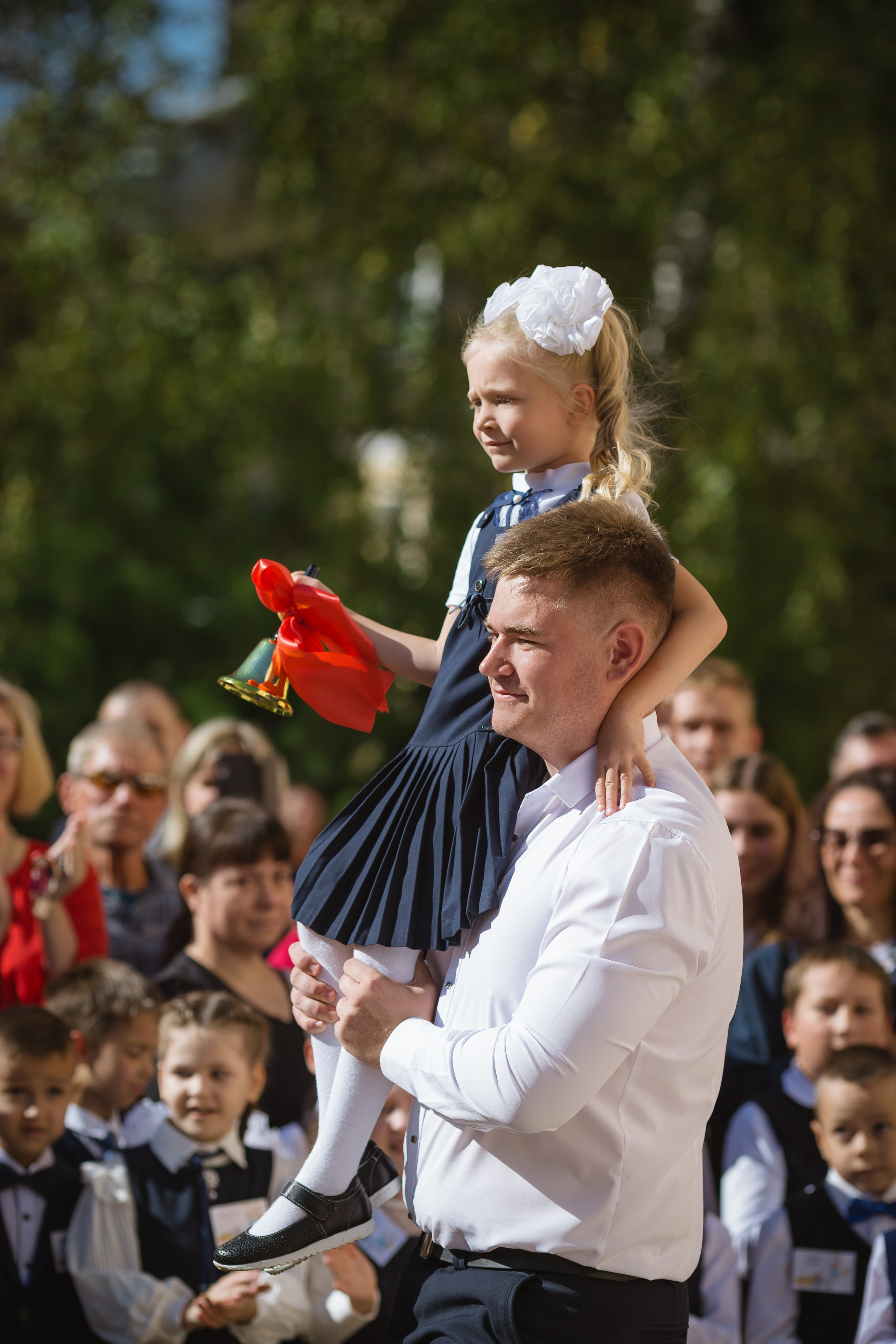 Школьный фотограф снимает детей во время учебного дня