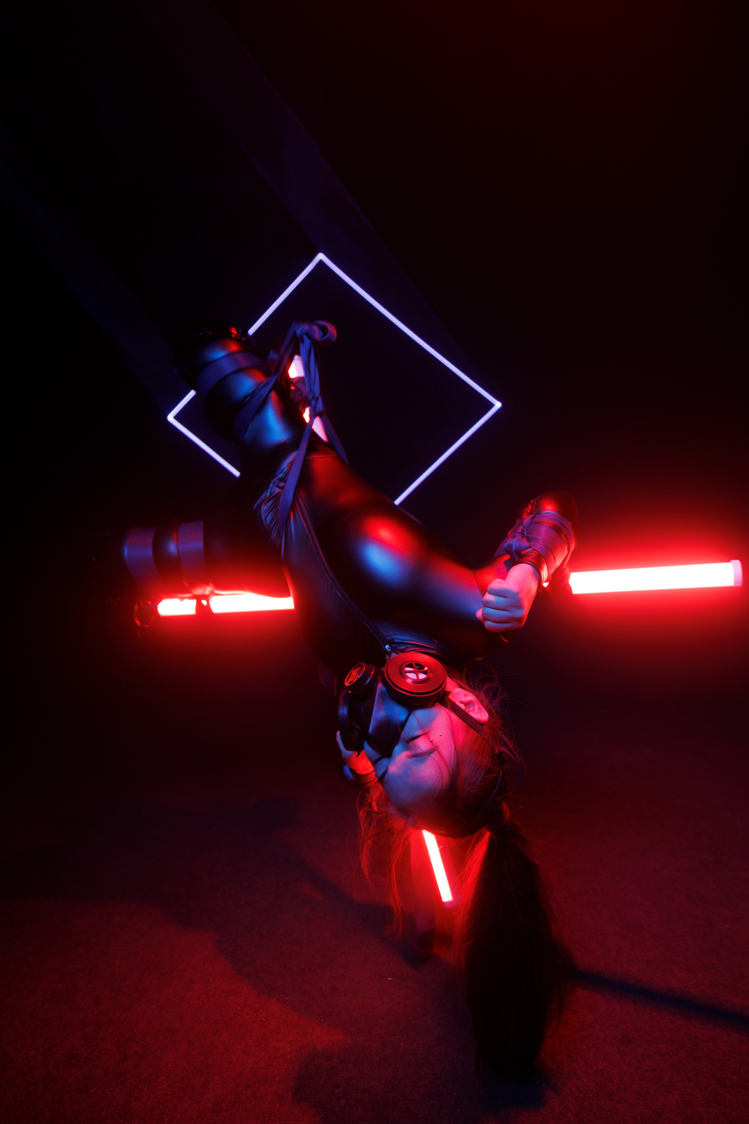 Неон и шибари. Photomantis