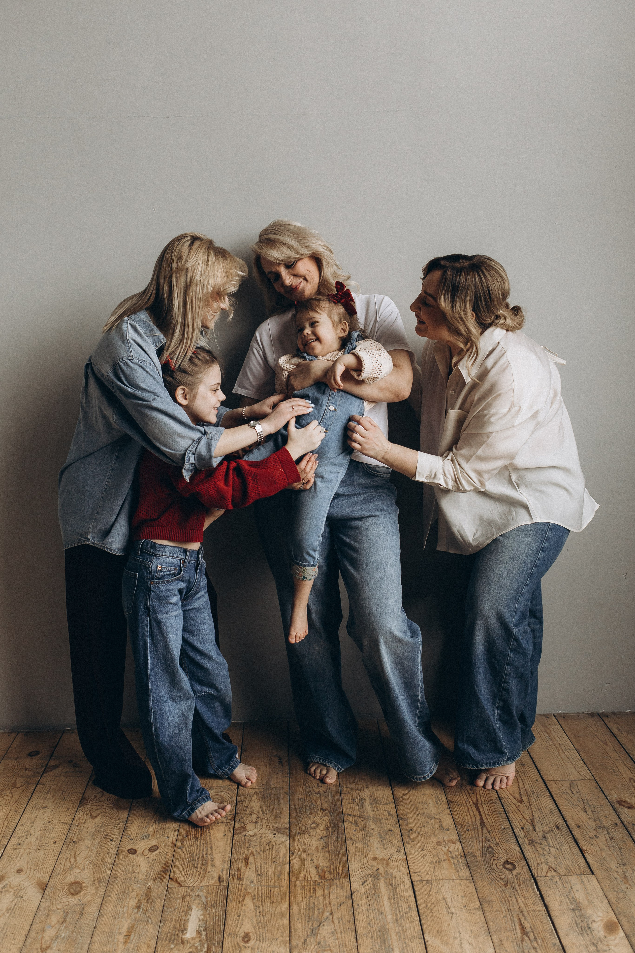 Евгения, Светлана, Лиза, Даша и Софа. Главная