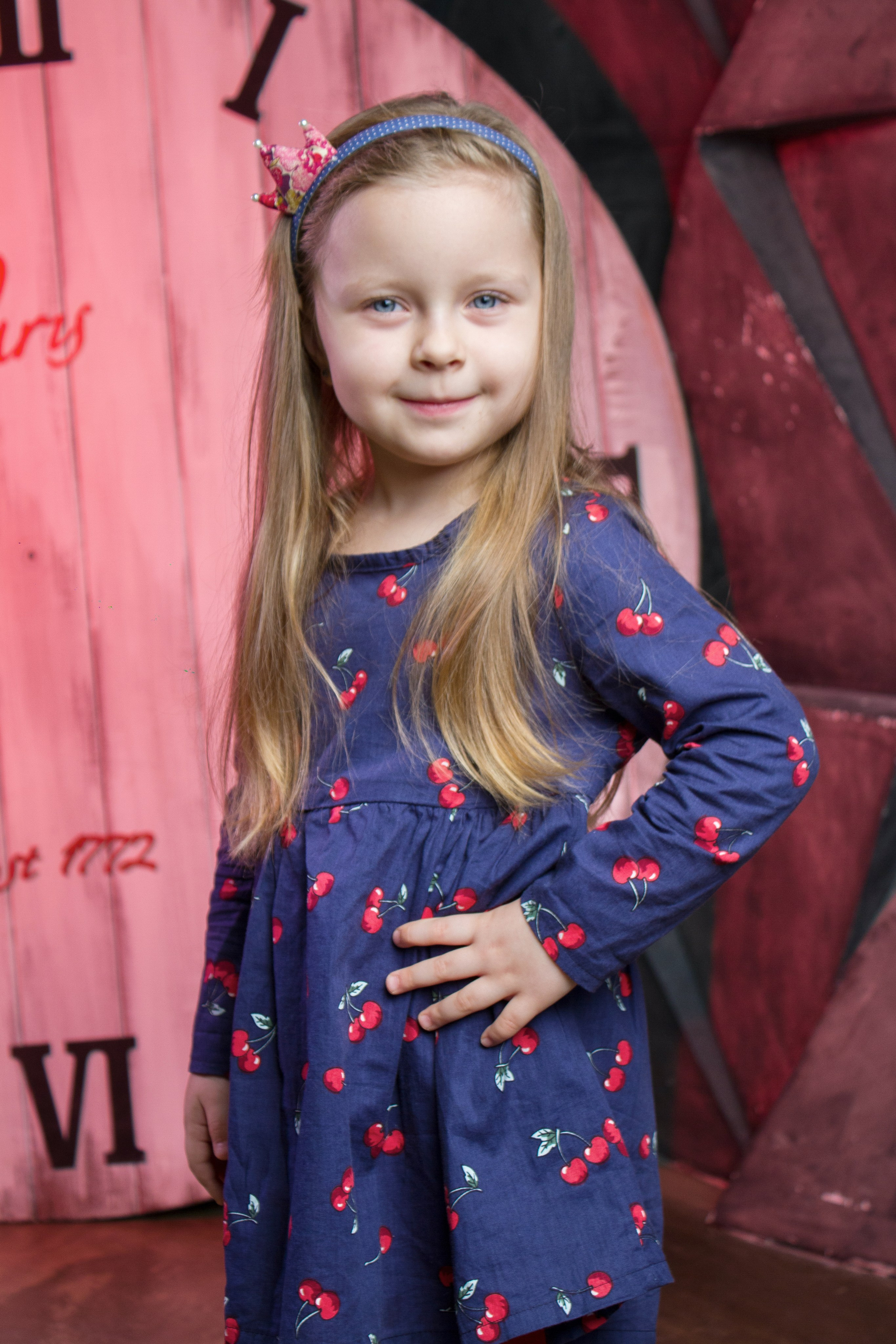 Фотосессия близняшек в студии. Школьные выпускные альбомы в Москве Марина Николаева