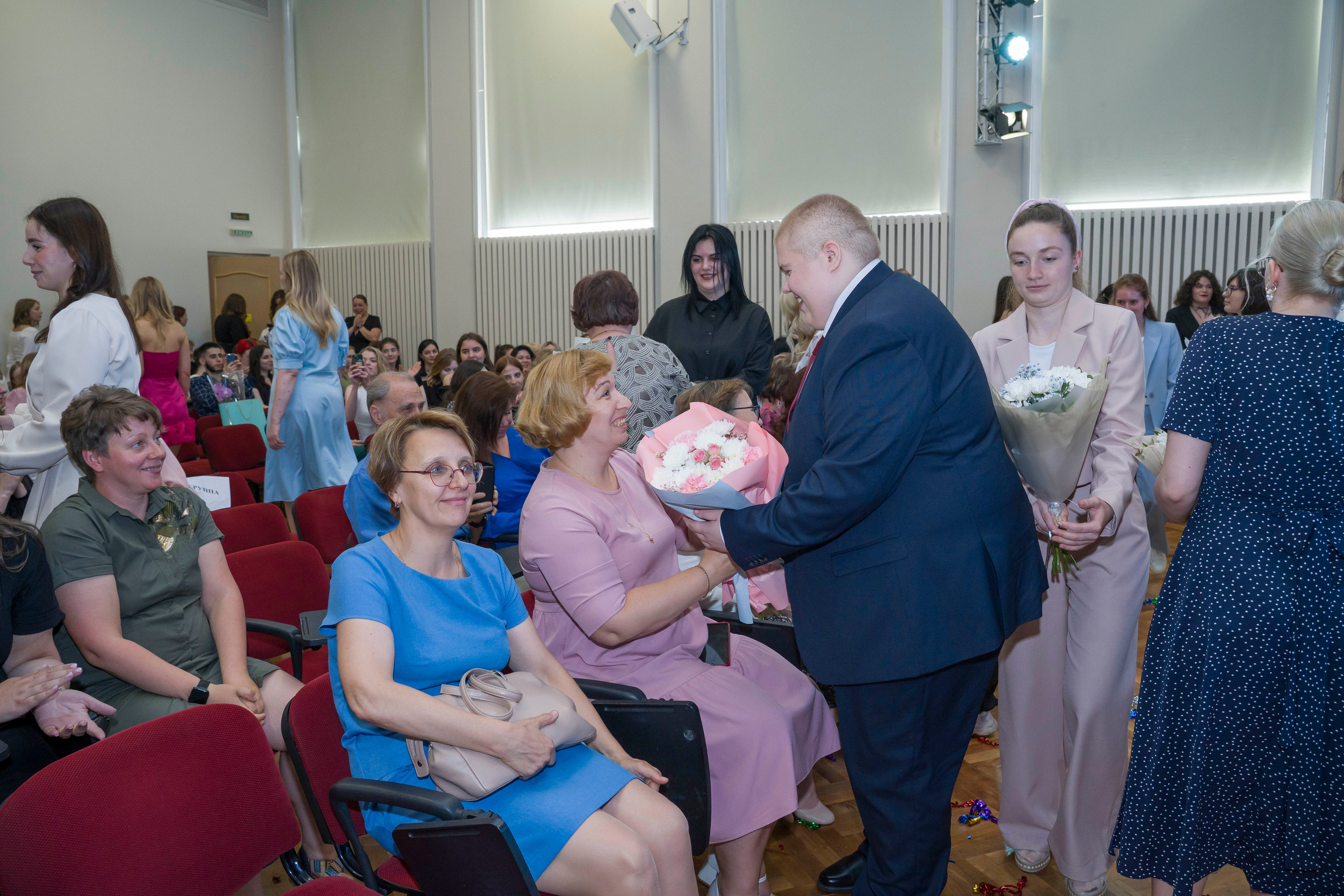 Выпускной в медколледже. Фотограф в Санкт-Петербурге. Репортажная и все съёмки для бизнеса