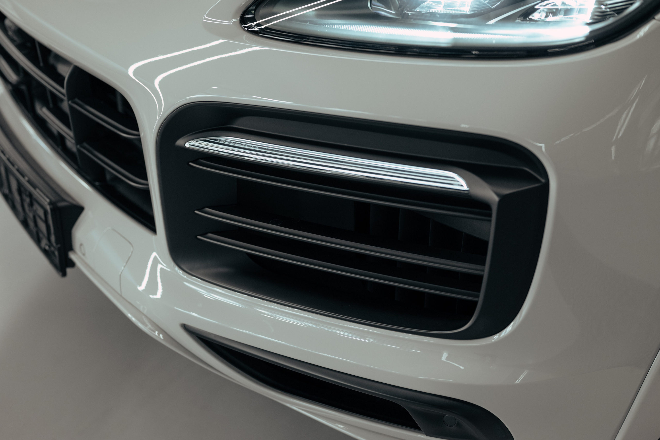 Porsche Cayenne GTS grey on red. DeLorein