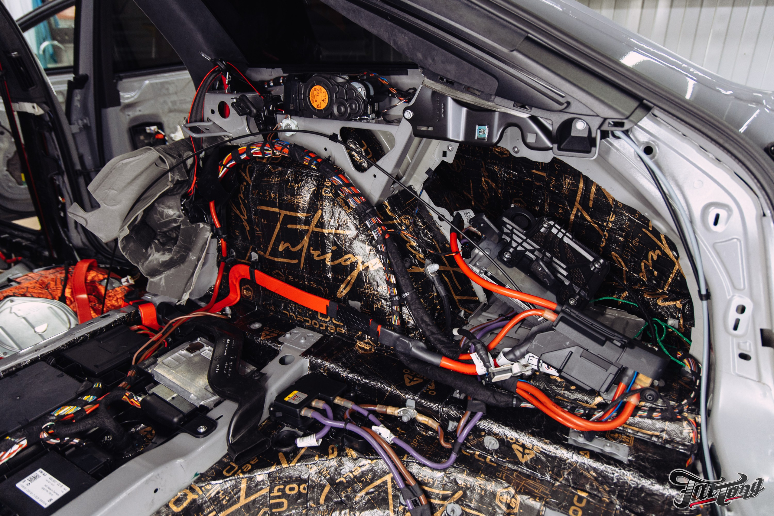 Audi RS6 снятие старой шумоизоляции и нанесение новой. DeLorein