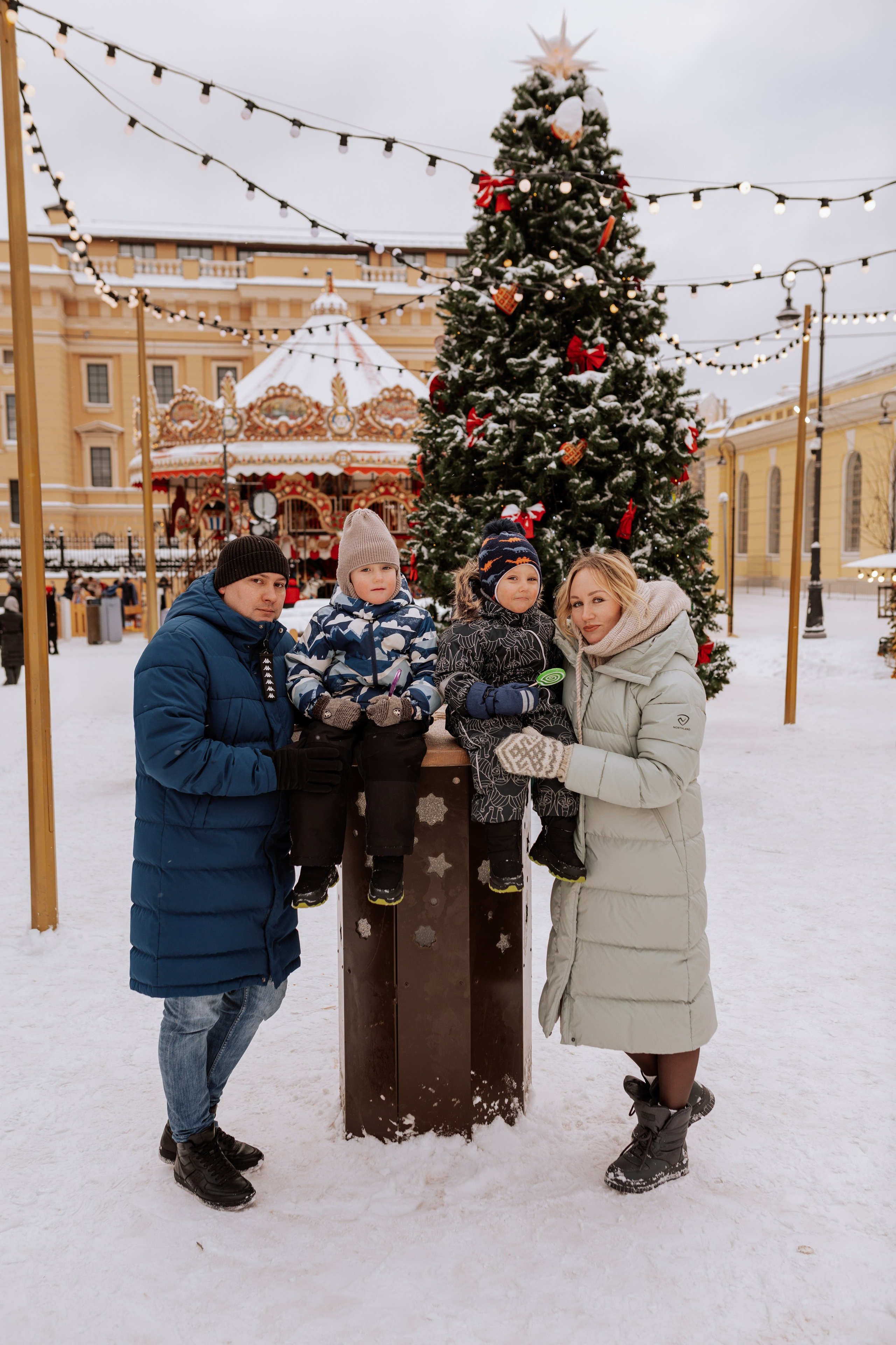 Семейная, Манежная площадь