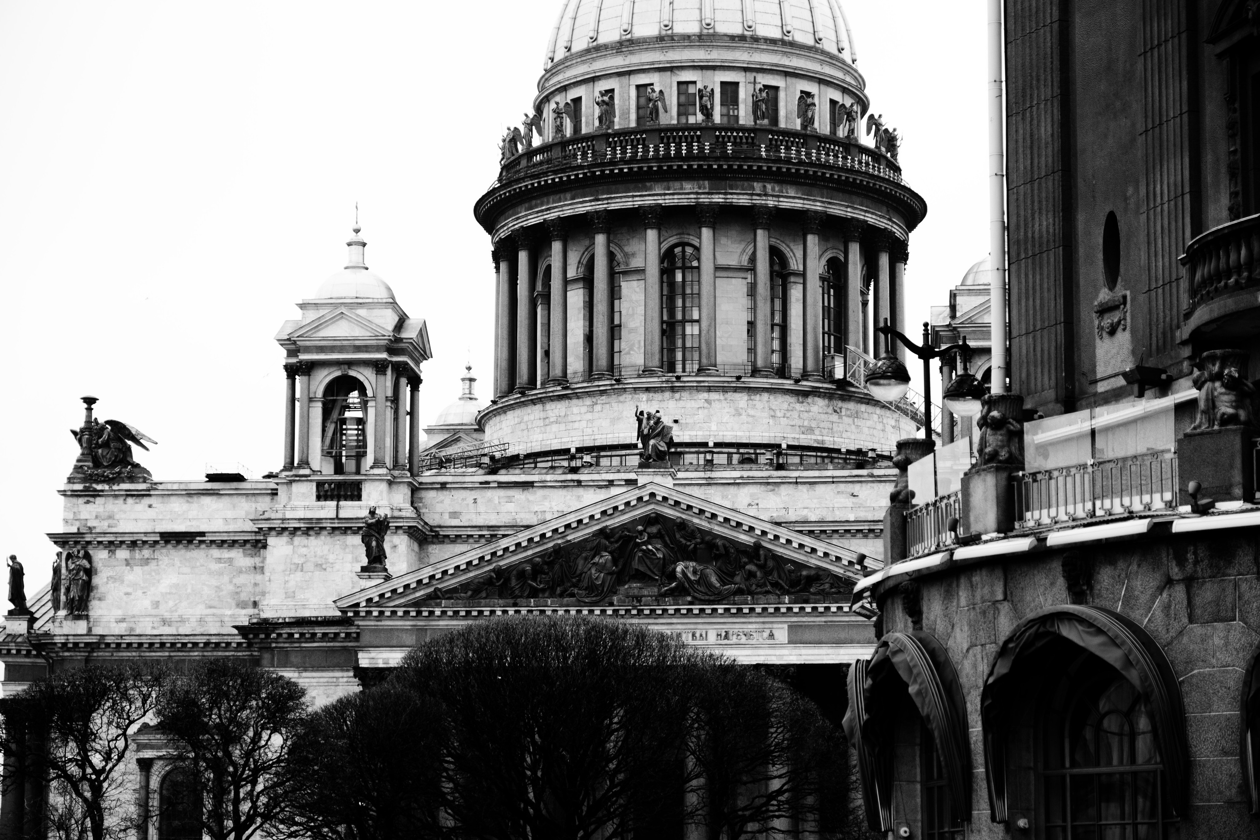 Фотосессия в центре СПб: прогулка с Софией у Исаакиевского и в Доме Зингера