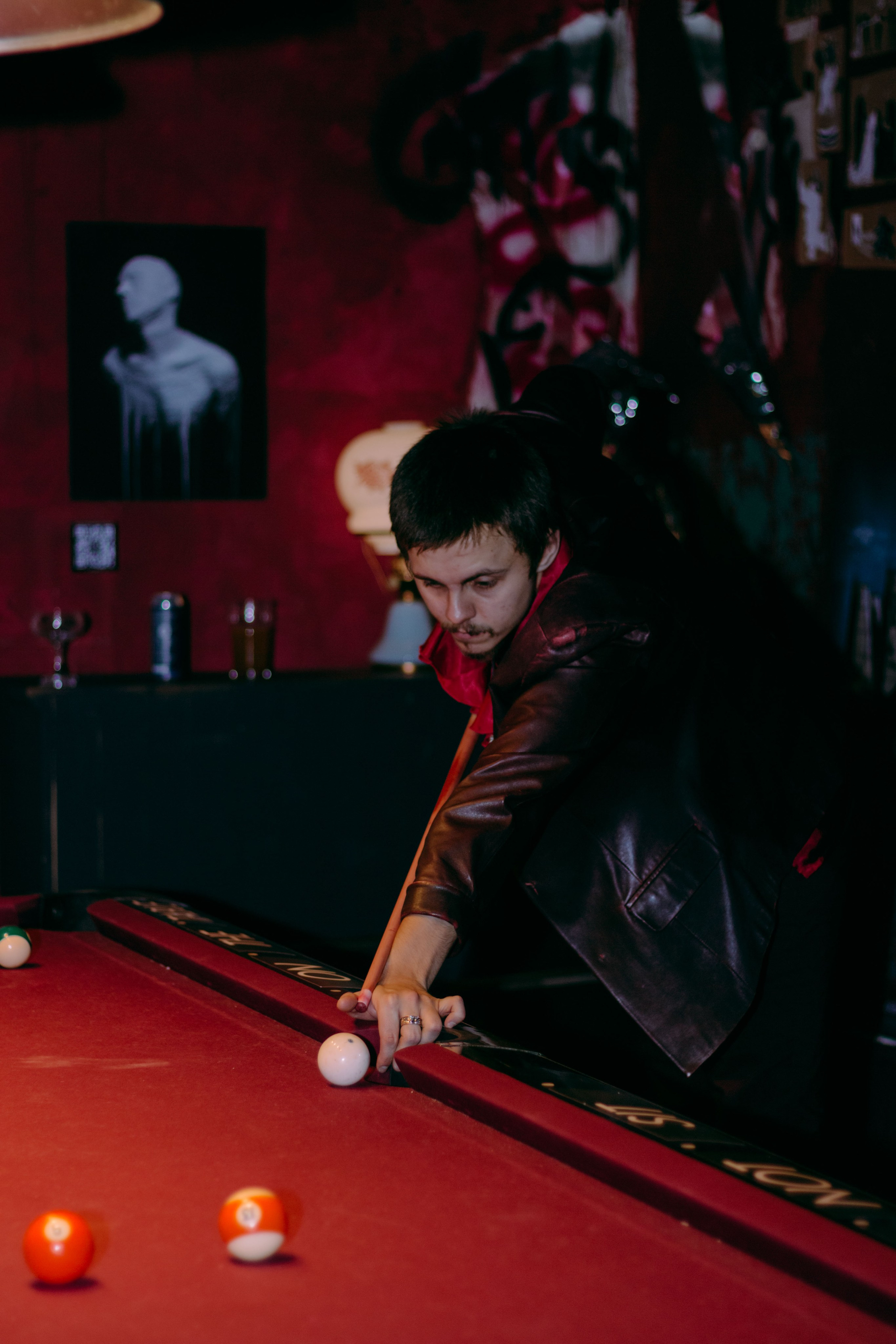 Бильярдная «Крученых» некрореализм. Юля Мурашова портретный и документальный фотограф